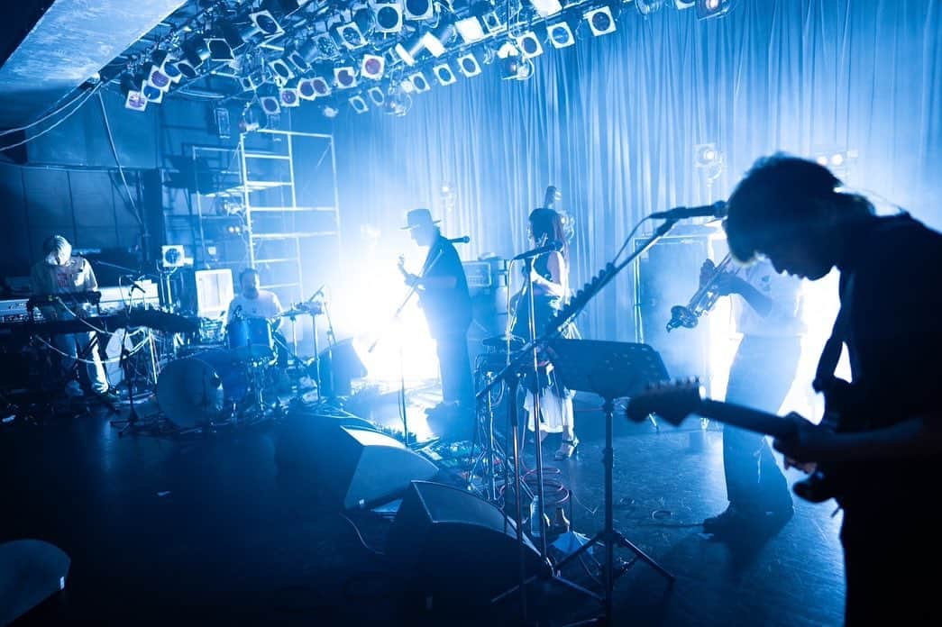 のインスタグラム：「昨夜、NARGOさんとアイゴンを迎えての6人のLOSALIOSは本当にスペシャルなライブでした。  平日の忙しい時に集まってくださってありがとうございます🙏 NARGOさんの笛はエジプトのピラミッドでおじさんが吹いていた笛の音色が素晴らしくてお願いして売ってもらったんだそうです。 とっても小さくてとっても可愛くてとっても美しい音色🐂  いつも最高の音を作ってくれるDUBさん、スタッフの皆さまありがとうございました🙌  他にも写真いただいたのでまた後でストーリーズにアップしますね。  photo: george」