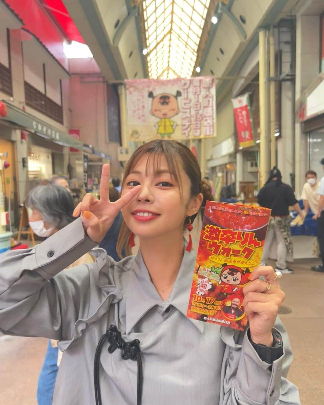 服部さやかのインスタグラム：「唐人町商店街での夜🐼🏮  この隣のおじさん、 凄くいい人なんだよね☺️  #ミライトワ生んだ人」