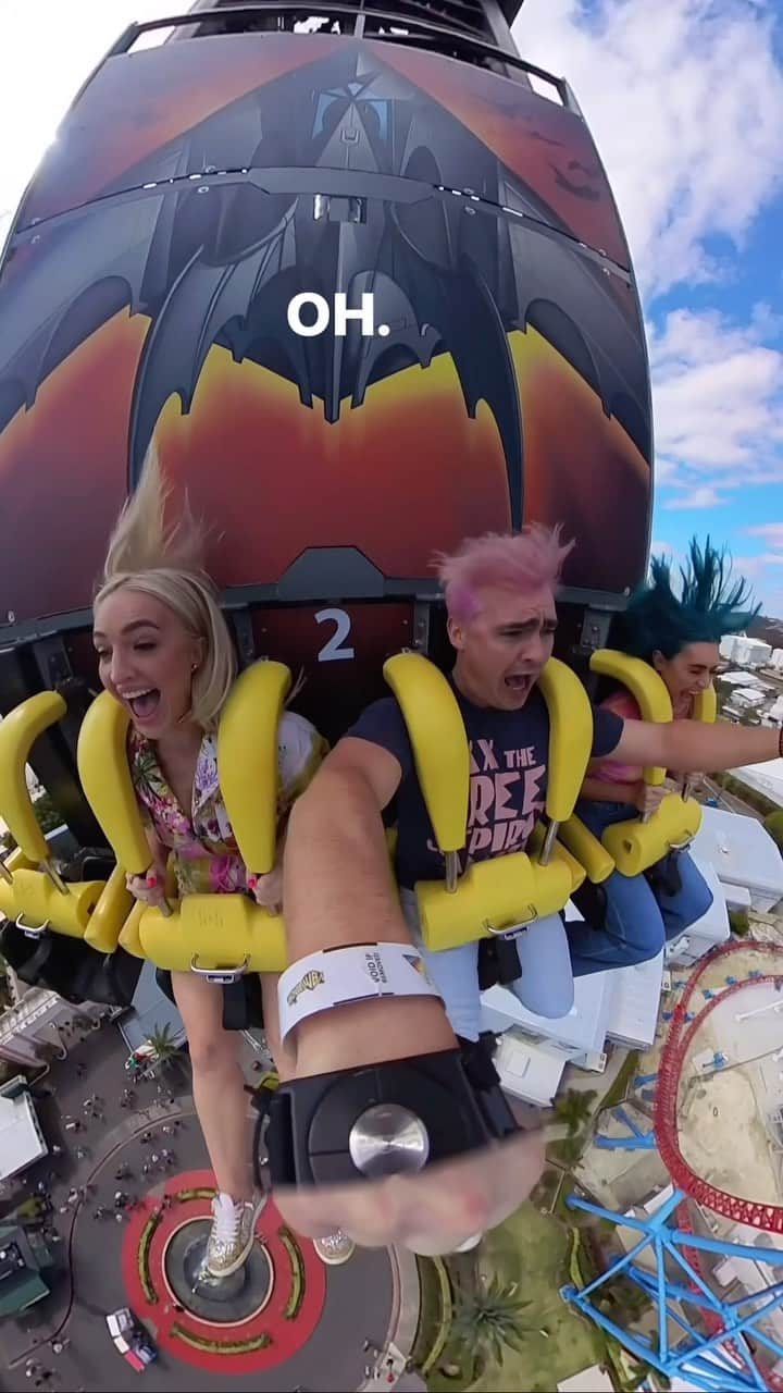 シェパードのインスタグラム：「Riding the Batwing @movieworldaus」
