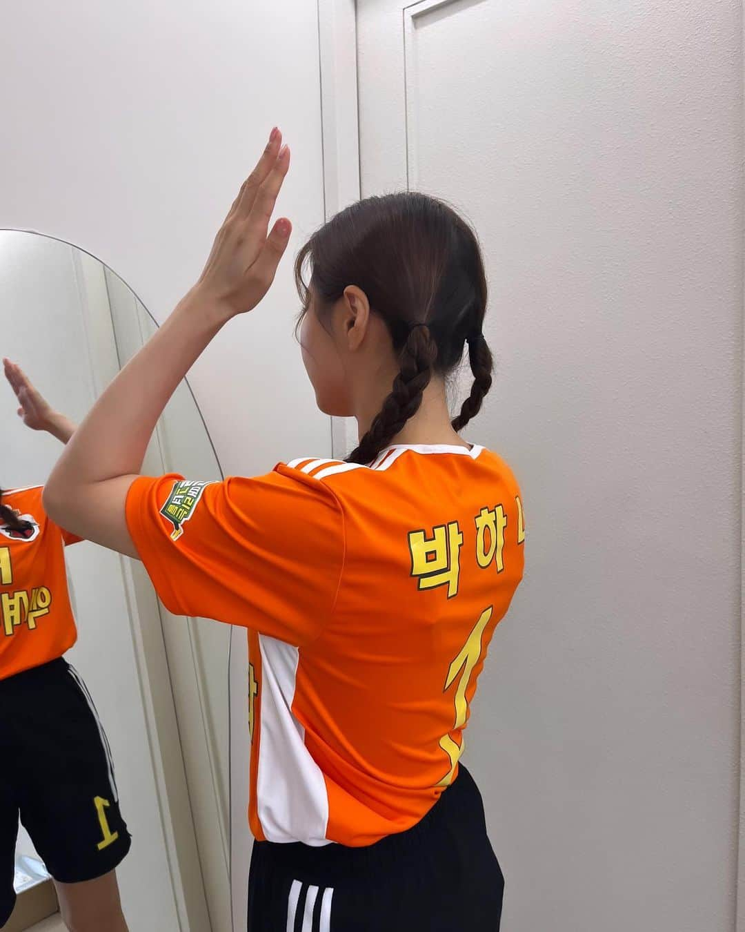 パク・ハナさんのインスタグラム写真 - (パク・ハナInstagram)「@sbs_goal 🧡 골때리는 그녀들  SBS컵 4강전!! FC액셔니스타 VS FC발라드림 수요일밤 9시! 오늘밤~ 많은 시청 부탁드립니다~」10月18日 9時30分 - phanayo