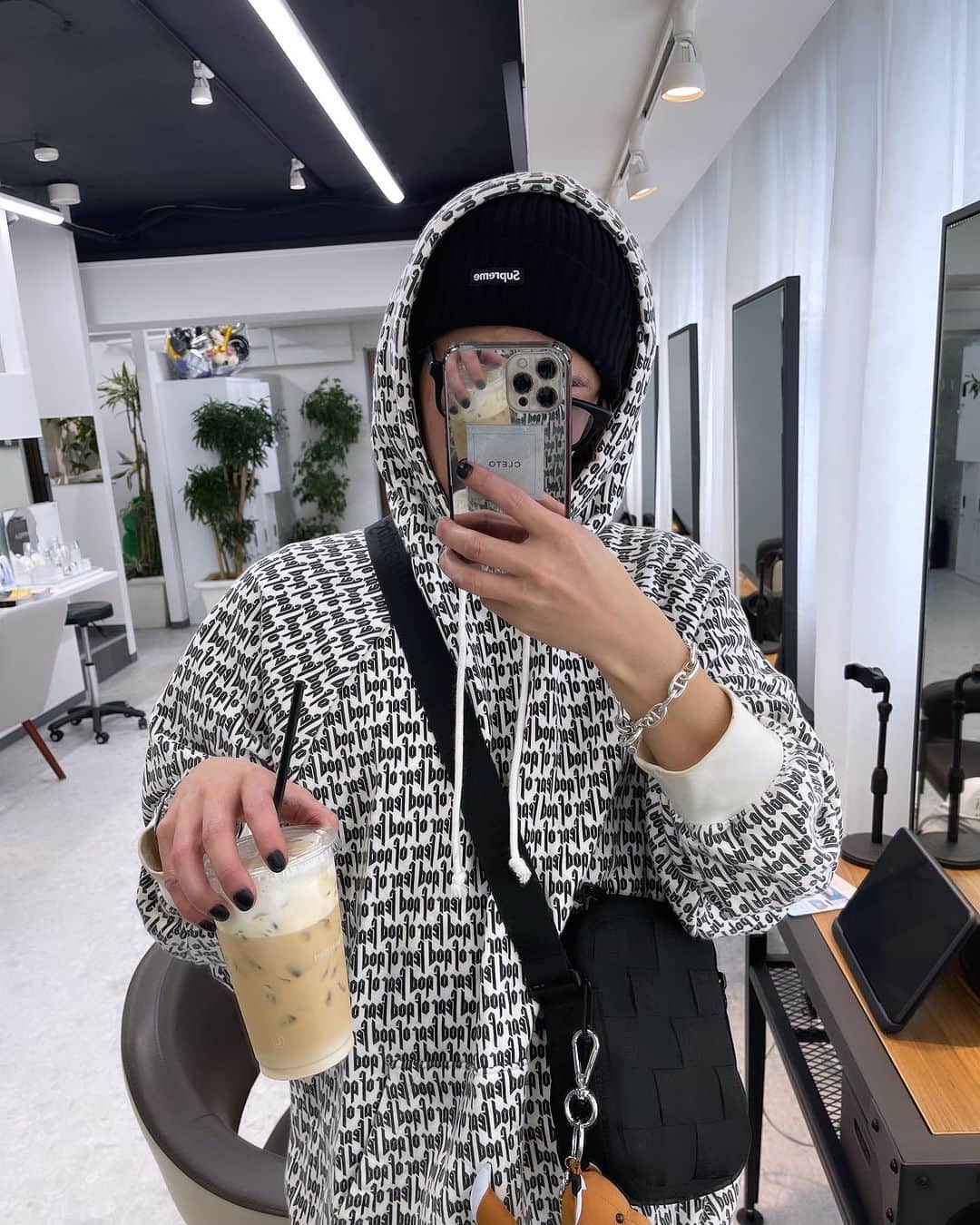 加代憲康のインスタグラム：「久しぶりの初期の @fearofgod @essentials 着てきた。 @tomekichi1102 さんが着てたから引っ張り出してきた☺️  デニム @supremenewyork シュプリームこれええ感じ☺️  スニーカーはモフモフ🐰  さぁ楽しんでいきましょう！」