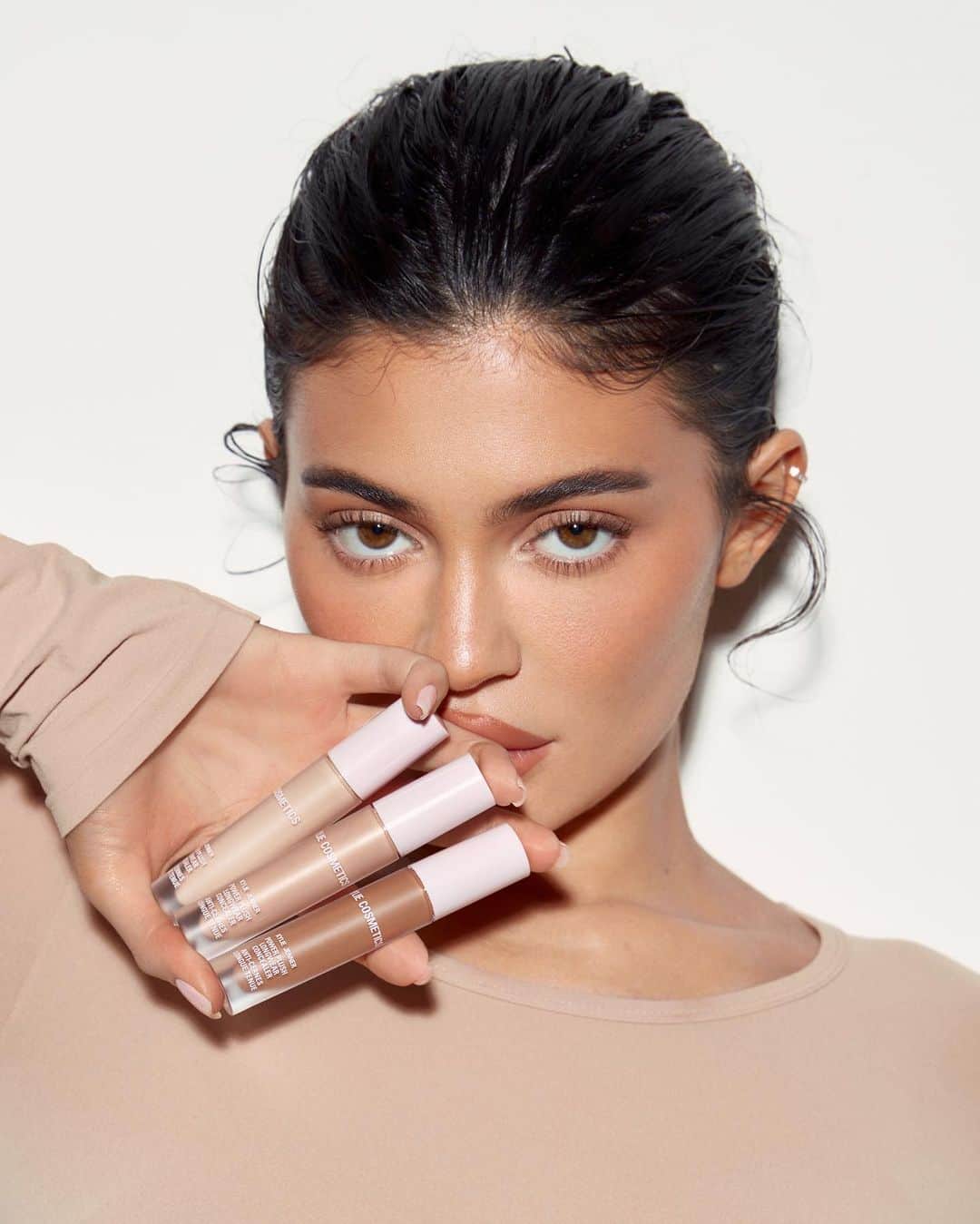 Kylie Cosmeticsさんのインスタグラム写真 - (Kylie CosmeticsInstagram)「the lightweight concealer of your dreams 🤍⁠ ⁠ hydrates under eyes ✔️⁠ brightens⁠ ✔️⁠ conceals dark circles ✔️⁠ covers blemishes, dark spots and redness ✔️⁠ blurs and smooths the look of pores, fine lines and texture ✔️⁠   now available on our site and at @ultabeauty」10月18日 9時36分 - kyliecosmetics