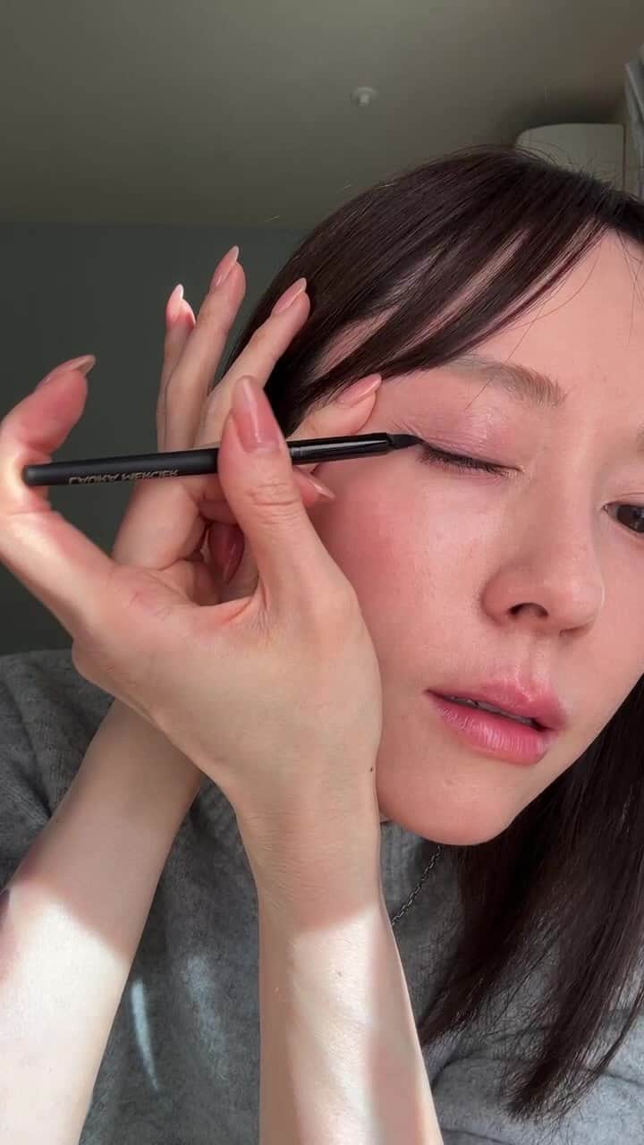 エリーのインスタグラム：「\本日発売/  ローラメルシエホリデーコレクション 第二弾のアイテムを使ってメイクしました。 パレットがとにかく可愛い😍ピュアな目元と色っぽい目元2パターン作ってますのでぜひご覧ください❤️  #スターライトドリームスアイシャドウパレット   @journaldelm #ローラメルシエ #ホリデーコレクション」