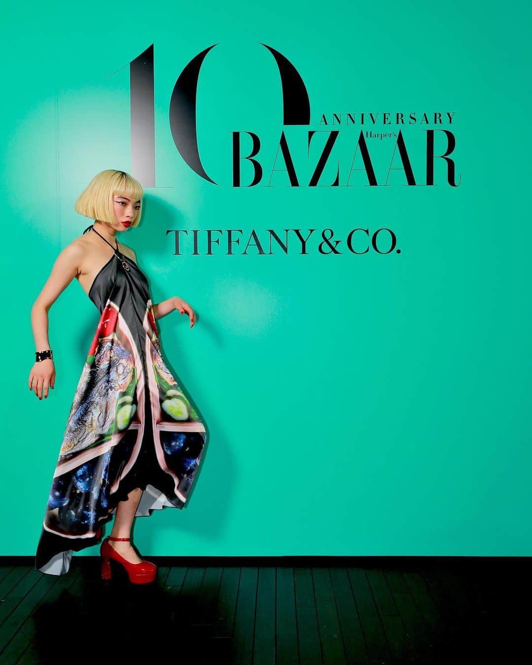 アオイヤマダのインスタグラム：「Harper's BAZAAR JAPAN  10周年、おめでとうございます。 その節目に行われた国立新美術館での イベントで 『The BLACK CARPET』を歩かせて頂きました。 このブラックカーペット用に 私が旦那さんに毎朝つくるおべんとうの記録 "おべんとうのおと" @obentonooto  より、 鯵のおべんとうを黒いドレスを作りました。 今ではお弁当作りが1日のルーティンになっていますが 10年、またその先と続いていくといいな。 昨夜のイベントでは、 絆や愛について語る方が多くいらっしゃり、その通りだなぁと。 私も、お弁当に愛を詰め込んでいきたいです。  舞台星の王子さま以来に 坂本美雨さんにお会いできたり、 小栗編集長にもお会いできたり、 嬉しい夜でした。  #harpersbazaar  #harpersbazaarjapan  #japanharpersbazaar  HairMakeup @noboruok」