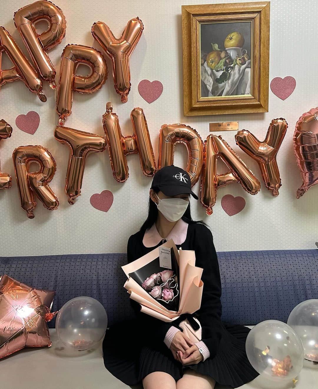 堀未央奈さんのインスタグラム写真 - (堀未央奈Instagram)「🎀  誕生日投稿、連投すみません！ 楽屋に入ったらサプライズが…🥲🤍  メイクのかなやんとスタイリストの大山さんが こんな素敵な空間でお出迎えしてくれました💞 私が今ピンクブームなの知っててくれてピンク尽くし🥰🎀  ちゃんとメイクして着替えてから 大山さんが持ってきてくれたティアラをつけて撮影会🩰💅🏻  お二人ともありがとう♡ﾗﾌﾞ  本当に周りの方に恵まれていて、毎日幸せです。 27歳も自分らしく突き進みます。」10月18日 9時45分 - horimiona_official