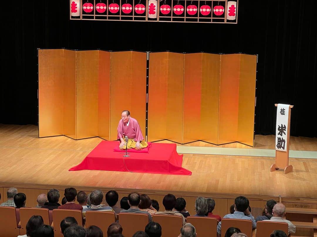 ヨネスケのインスタグラム：「成城ホールで、独演会。 二席で足が痺れた笑笑」