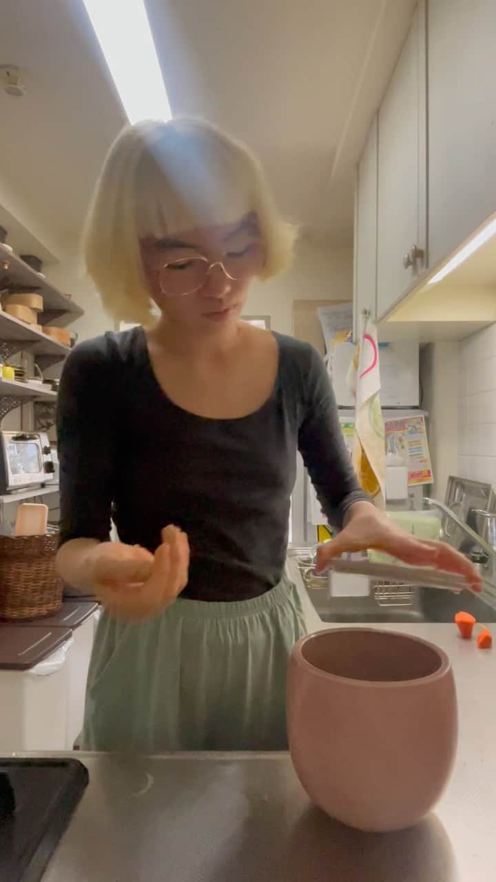 アオイヤマダのインスタグラム：「NUKAZUKE MORNING🥕🥒 おはようございます。 最近、華やかな出来事が続いておりますが 家では大抵ゆるゆるのパジャマでぬか床を混ぜてます。  季節が秋冬へと移っていきますね。 きゅうりと人参ばかりつけていましたが 今年の冬は蒸したさつまいもとかつけたいなぁ。  風邪などひかぬよう、温かくしてお過ごしください〜」