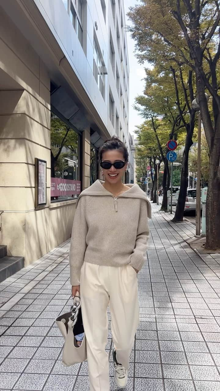 ayu kagawaのインスタグラム：「うって変わってカジュアルなアイテムも😌🫶  デイリーに着やすくて、カジュアルになりすぎず綺麗に着れるものが大好き☺️  ウール100%のジップニットも、ボンディングのワンピースもそんなitemです✨✨  ジップニットはハイネックにしたり、首元まであけてセーラーカラーのようにしたり雰囲気を変えて着て頂けます🧶 お袖が少し長めなのも可愛いポイント🫶  ボンディングワンピースは暖かくて着心地が良いのでついつい手に取ってしまう一枚になりそう☺️  ✔︎どちらもPOP UP先行販売🌼」