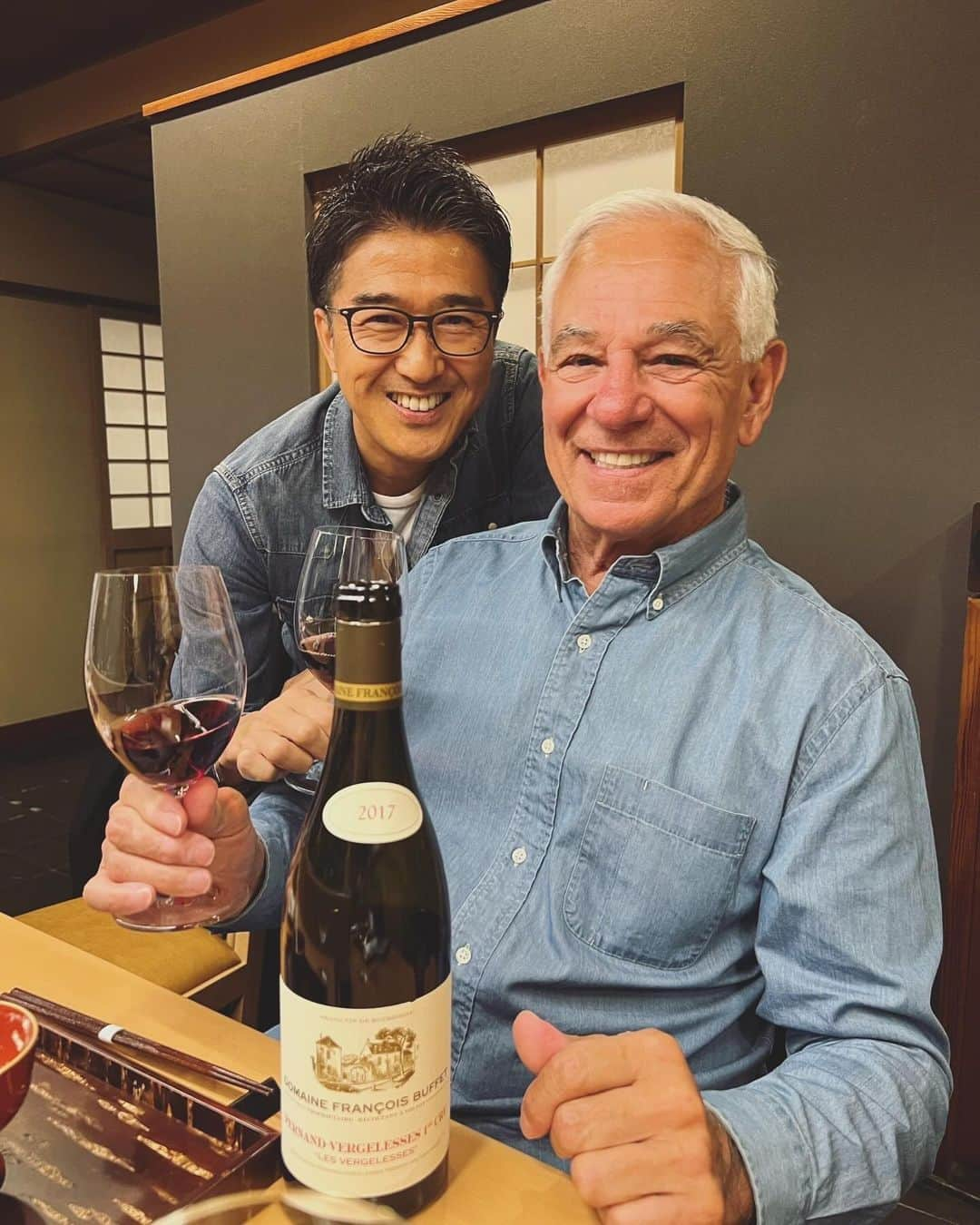 池森秀一のインスタグラム：「昨夜は久しぶりにボビーと会食会🍷ロッテCSシリーズの応援で来ていました！見事なサヨサラ勝ちでボビーの応援が届いたようでした✨いつ会っても明るくて気さくで面白くてパワーをもらいます♪ そして、ワインもドメーヌ・フランソワ・ブッフェ ヴォルネイ・プルミエ・クリュ クロ・デ・シェーヌ 2017。素晴らしいピノに出会い感動が倍増！！  #DEEN #池森秀一 #musicproducer #wine #ワイン #ワインの世界」