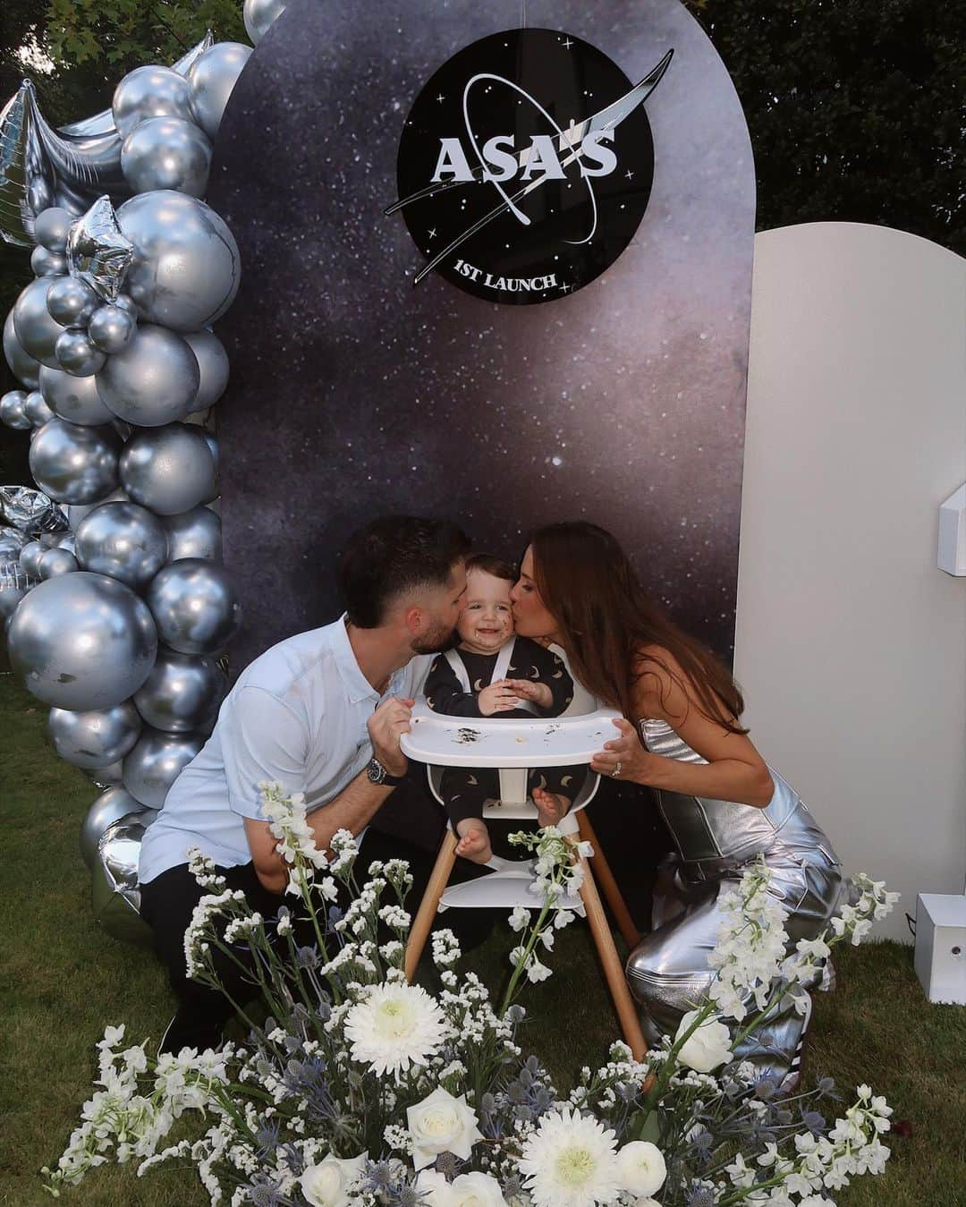 アレックス・ウッドさんのインスタグラム写真 - (アレックス・ウッドInstagram)「asa’s first launch 🚀🌑✨☄️🪐had the best day celebrating our sweet little man turning ONE. thanks so much to everyone who made it so special. more pics + details to come. #firstbirthday」10月18日 10時00分 - awood45