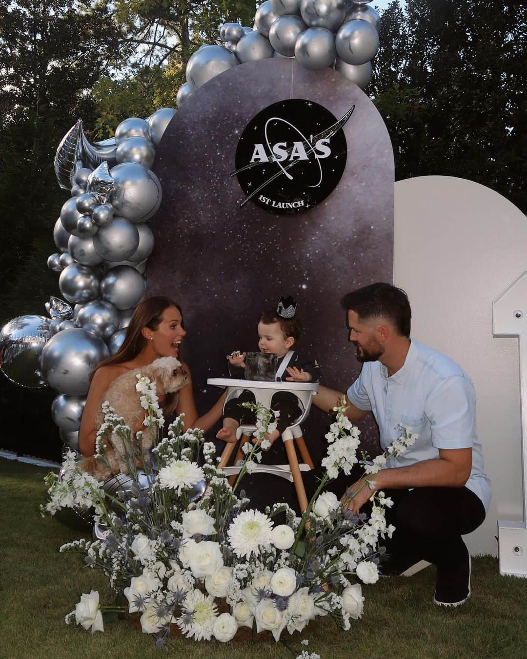 アレックス・ウッドさんのインスタグラム写真 - (アレックス・ウッドInstagram)「asa’s first launch 🚀🌑✨☄️🪐had the best day celebrating our sweet little man turning ONE. thanks so much to everyone who made it so special. more pics + details to come. #firstbirthday」10月18日 10時00分 - awood45