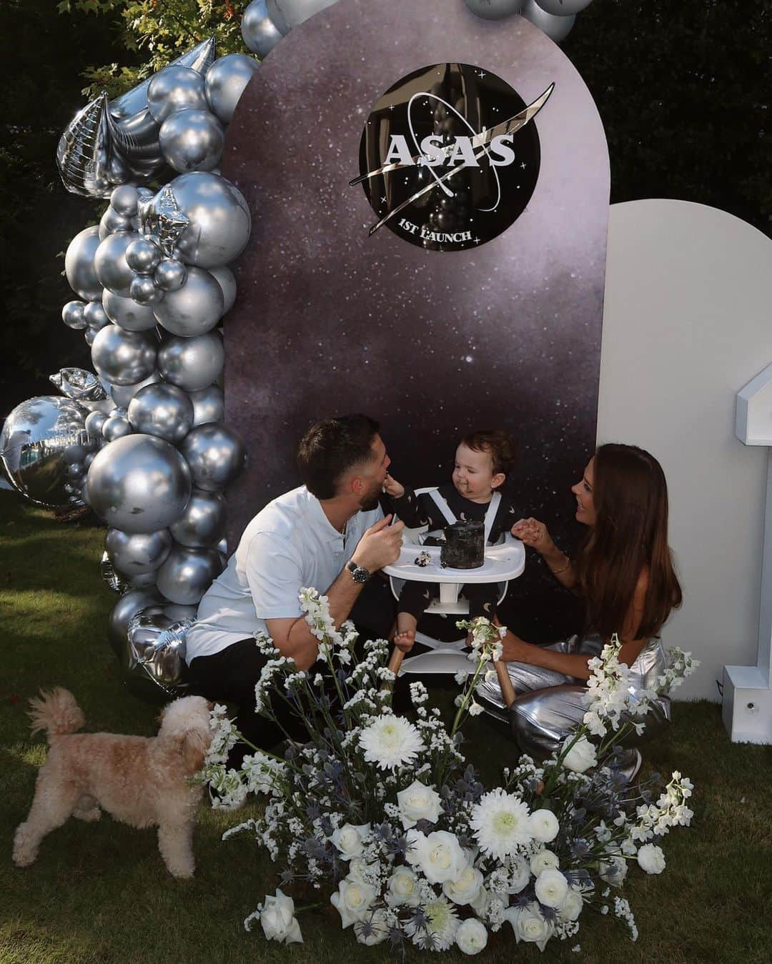 アレックス・ウッドさんのインスタグラム写真 - (アレックス・ウッドInstagram)「asa’s first launch 🚀🌑✨☄️🪐had the best day celebrating our sweet little man turning ONE. thanks so much to everyone who made it so special. more pics + details to come. #firstbirthday」10月18日 10時00分 - awood45