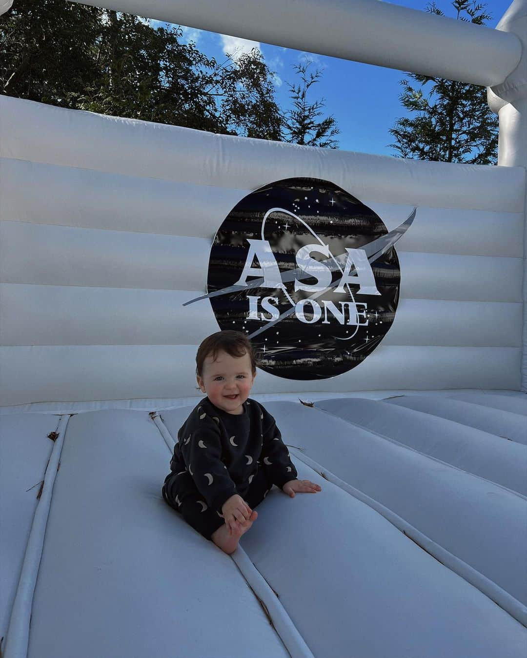 アレックス・ウッドさんのインスタグラム写真 - (アレックス・ウッドInstagram)「asa’s first launch 🚀🌑✨☄️🪐had the best day celebrating our sweet little man turning ONE. thanks so much to everyone who made it so special. more pics + details to come. #firstbirthday」10月18日 10時00分 - awood45