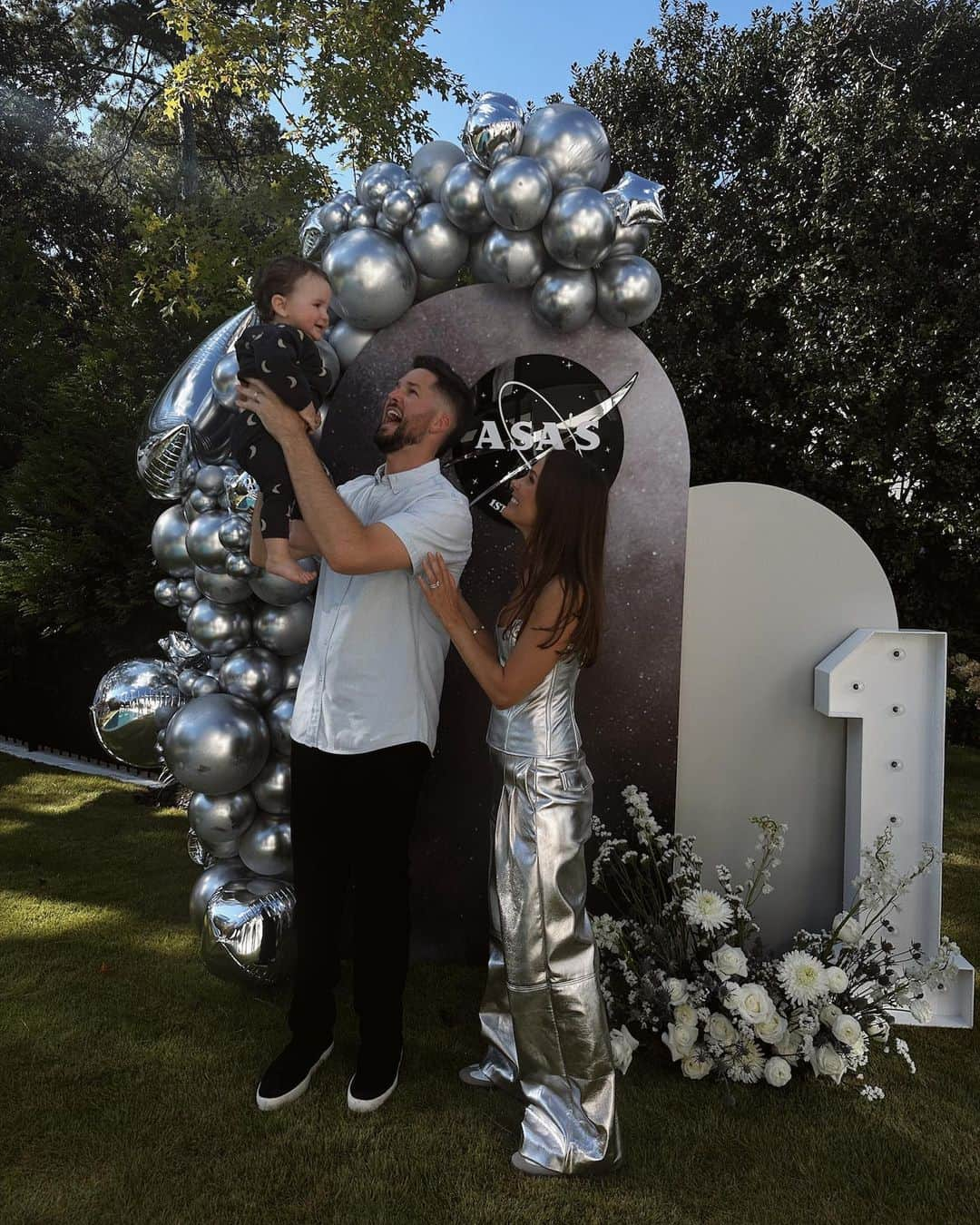 アレックス・ウッドさんのインスタグラム写真 - (アレックス・ウッドInstagram)「asa’s first launch 🚀🌑✨☄️🪐had the best day celebrating our sweet little man turning ONE. thanks so much to everyone who made it so special. more pics + details to come. #firstbirthday」10月18日 10時00分 - awood45