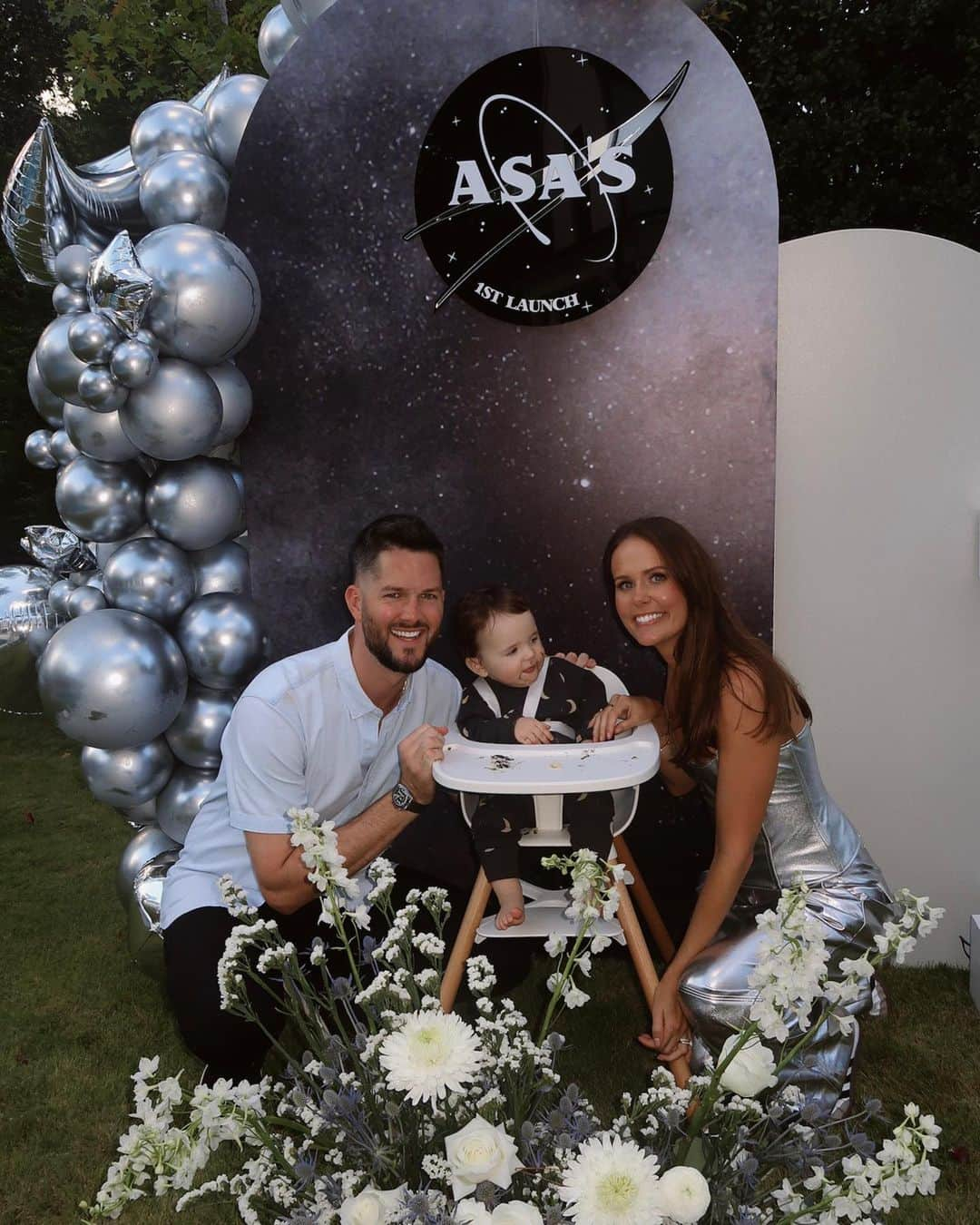 アレックス・ウッドのインスタグラム：「asa’s first launch 🚀🌑✨☄️🪐had the best day celebrating our sweet little man turning ONE. thanks so much to everyone who made it so special. more pics + details to come. #firstbirthday」