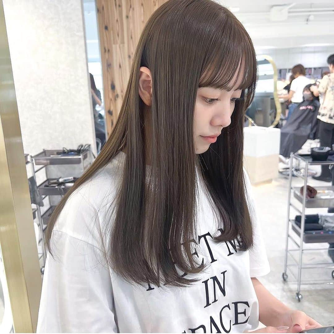 古賀美紀のインスタグラム：「#ブリーチなし でできる  「 #オリーブベージュ ❤︎」  現在の明るさより明るくしたい方、地毛からのカラーのお客様はダブルケアカラー  選択お願いします♡  【set menu】 ♡前髪カット＋ケアカラー ¥14000~  ♡バングカット顔周り＋プレミアムケアカラー ¥16200~  ♡カット＋ケアカラー ¥16100~  ♡カット＋プレミアムケアカラー¥18300~  ♡カット＋ダブルケアカラー ¥25300~  ♡ケアカラー＋トリートメント　¥18400~  ♡プレミアムケアカラー＋トリートメント　¥20600~  ※top stylist指名料＋500 ※カットなしのメニューの場合 シャンプーブロー代¥2700 ※学割10%off  〜はレングス料金含む」