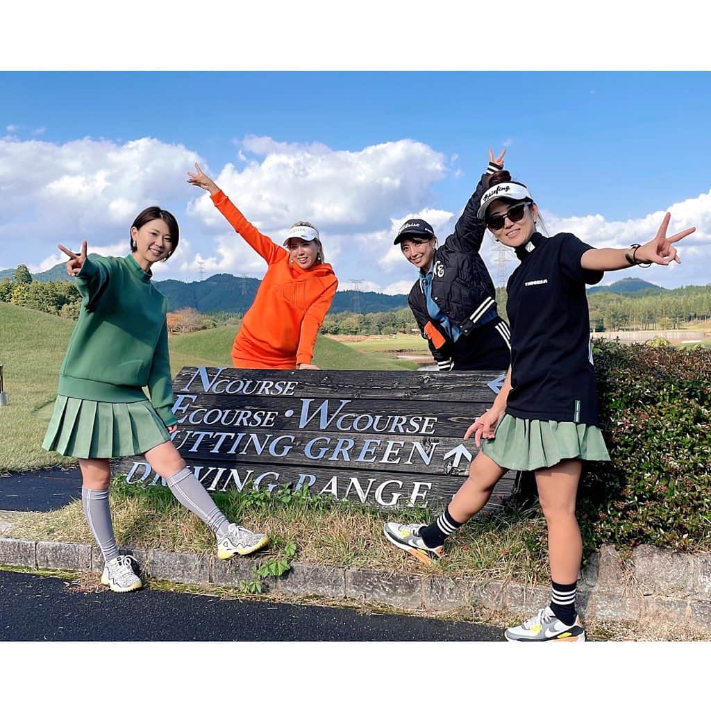 nawachanのインスタグラム：「．  《グランデージ12.5フィート⛳️》  バンカー内を走るカート🛺 はじめてで大興奮しちゃった✨  12.5フィートは早くて硬くて カップ周りの⭕️になかなか入らないくらい パタータッチ合わない😭 びびりまくりのはやーいの言葉が とまらなかった🥹😮‍💨❤️ 最高のコンディションと はじめましてのメンバーラウンド⛳️♡  みんなと戦略を考えながら 楽しくゴルフできて 一日満喫でした♡  またリベンジしにきたいなっ⛳️❤️❤️  ．  #ゴルフウェア#ゴルフラウンド#ゴルフ女子#初心者#⛳️#🏌️‍♀️#ゴルフ男子#ゴルフ馬鹿#ゴルファー#ゴルフ場#ゴルフ好きな人と繋がりたい#ゴルフ好き#ゴルフ好きな人と仲良くなりたい#golf#Instagram」