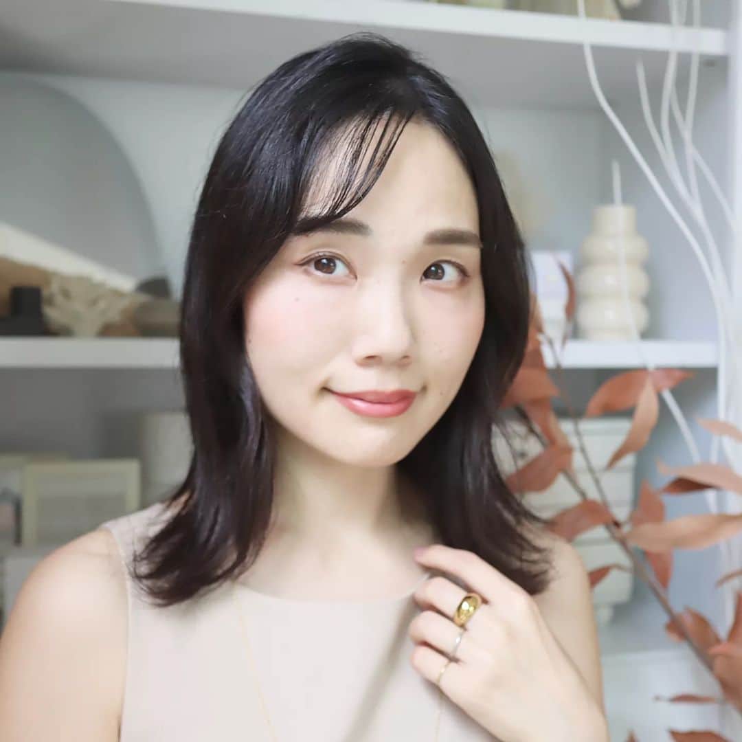 のインスタグラム：「【✨最近の美容✨】 · 1ヶ月くらい前に地元に帰る予定があり ちょうどタイミングが合って、 ずーっと行きたかった @salonde4a_beauty に行ってきました💗 @juanita_miita が店長やってるの🥰 この日は会えなかったけど笑 · 気になってたエアバリをやってもらったよ！ エアバリは、空気圧でツボを刺激するから 痛みもダウンタイムもないの。 美容液の栄養素を皮膚の深い層まで 届けてくれるんだって。 美容液は選ばせてもらえたから CBDとビタミンにしたよ！ · リフトアップ、むくみ、シワ、 くすみ、クマ、毛穴の引き締めに良いとのことなんだけど、、、 もうね、リフトアップすごい😂 翌日から変わって、 1ヶ月経ってもキープ😂👏 ほうれい線のたるみが気になってたんだけど 明らかに違うの💦 糸リフトとか検討してる人は まずエアバリやったほうがいいと思う！！ 初回2000円なのが申し訳なさすぎた😂 なのでまた帰ったらエアバリしに行くね😍 · 白河近郊の皆さん 美容で気になることあったら @salonde4a_beauty へ💗 むしろ東京進出待ってます💗 · 今は月1でヘッドスパにも行ってて 肌だけでなく髪もケア💆 今後はよもぎ蒸しもやりたいなーと思ってる😚 オススメ美容あったら皆さん教えてください✨ · #salonde4a #エアバリ#CBD#白河市#白河サロン」