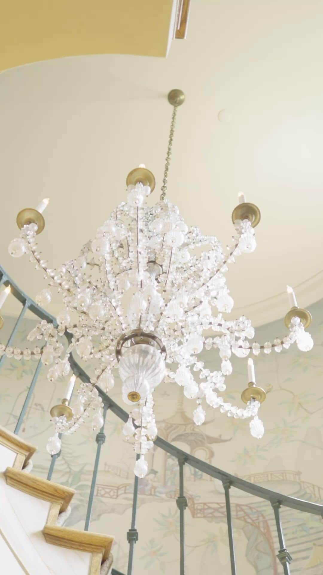 クリスティーズのインスタグラム：「This October, Christie’s New York will present the final sales of The Ann & Gordon Getty Collection, comprised of a two-part live and online auction.  This grand finale features the collection from Ann Getty’s childhood home, Wheatland. Highlights include an exceptional collection of blue and white Delftware pottery which once decorated the interior of the picturesque Wheatland estate. The sale will also feature a stunning selection of Chinese stoneware fruit models in addition to the grand selection of Old Master still-life paintings and decorative art.  Proceeds will benefit selected arts and science organizations designated by Ann and Gordon Getty.  Explore the auction, special features and more online now!  The Ann & Gordon Getty Collection |New York| 6 – 20 October」