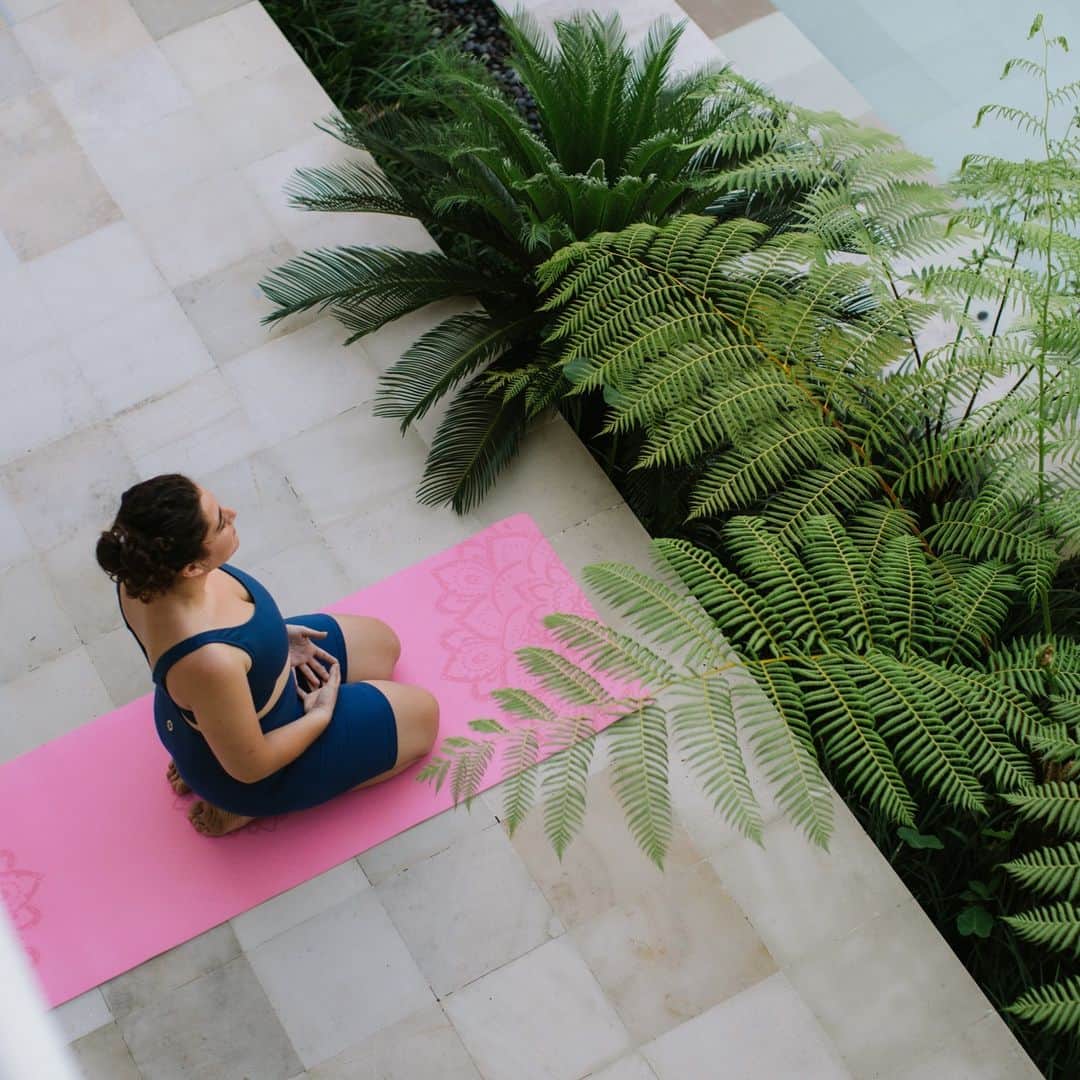 ヨガデザインラボ Yoga Design Labさんのインスタグラム写真 - (ヨガデザインラボ Yoga Design LabInstagram)「✨FLOW MAT  Pure Mandala Rose  秋は自然界が静かになる季節でもあります。  この静寂な季節を利用して、瞑想やマインドフルネス瞑想を取り入れてみてください。 自分の内側に集中することで、心の平静を取り戻すことができます。  -------------------------- FLOW MAT Pure Mandala Rose ピュア マンダラローズ  軽量で厚さ6mmの超クッション性のあるマットは、持ち運びと速乾性に優れ、初心者やフィットネスとヨガ両方に最適です。 優れたオールラウンドな組み合わせで、クッション、耐久性、パフォーマンスをサポート。  すべてのレベルでご使用できます。   Pure Mandala Rose  6mm  長さ178cm x 幅61cm」10月18日 10時19分 - yogadesignlabjapan