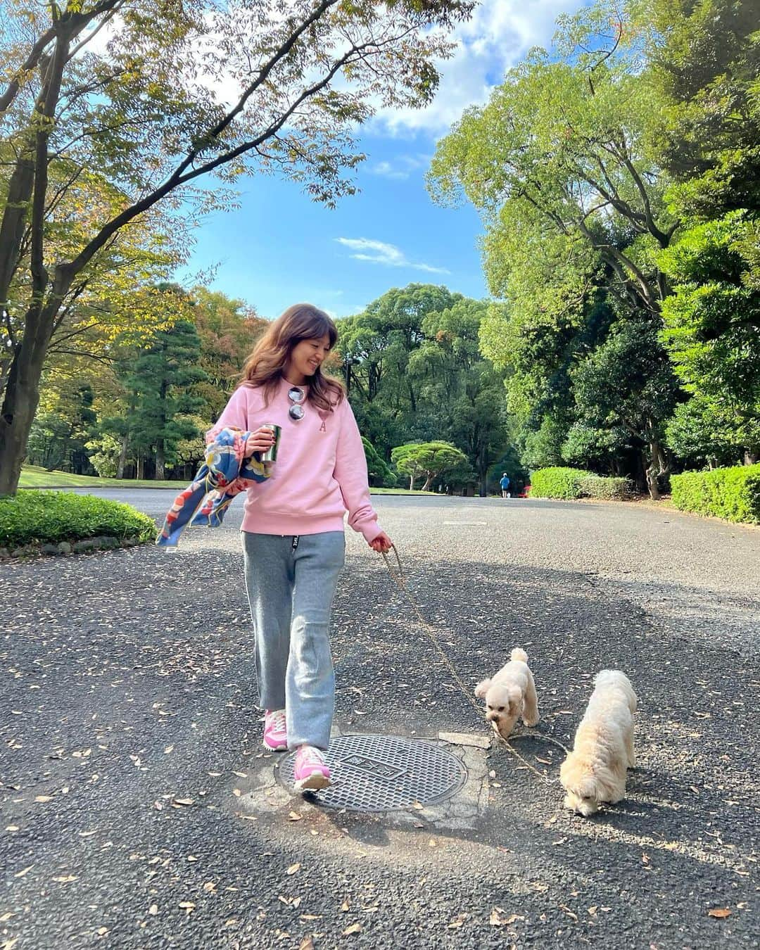 廣瀬規子さんのインスタグラム写真 - (廣瀬規子Instagram)「娘をバス停まで送って、、、🐶🐶お散歩、、、  秋晴れで空気が澄んでて気持ちがいい🥹  やっぱり、外に出て、自然を感じることって大切だなぁ、、って。  #dogsofinstagram #ワンコ #トイプードル #マルプー #多頭飼い #お散歩」10月18日 10時11分 - noriko_style