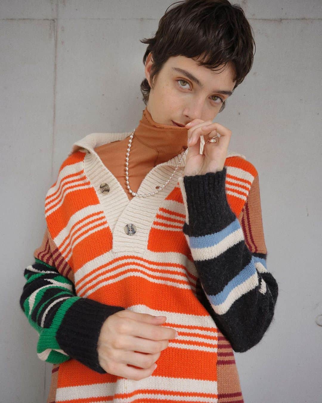 STYLE & EDIT officialのインスタグラム：「WASTE YARN PROJECT × STYLE&EDIT  Sweater @wasteyarnproject ¥71,500 ※柄は1点ずつ異なります。 High necked top @hakuji_official ¥14,850 Pants @robertocollina ¥55,000 Necklace @soierie_official ¥14,850  〈WASTE YARN PROJECT〉 フランス・パリを拠点にユニークなニットアイテムを生み出す〈WASTE YARN PROJECT〉。設立者のシリ・ヨハンセン氏は、数々の有名ブランドを経て約10年以上ニットウェア・デザインに携わる中で、ニット産業が環境に及ぼす影響について疑問を抱くようになったといいます。そして、ハイブランドの縫製工場にある残糸に可能性を感じ、遊び心あふれるニットアイテムを制作するに至りました。職人によって一枚一枚丁寧に織りあげられたニットはデザイン性も高く、その着心地も確かです。  #styleandedit  #takashimaya  #wasteyarnproject」