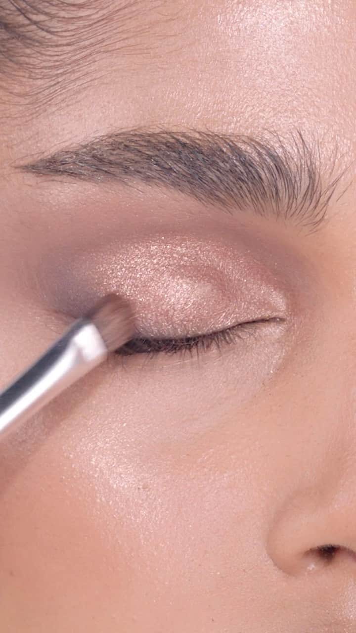 Anastasia Beverly Hillsのインスタグラム：「Turning up the heat with our Sultry Mini Eyeshadow Palette 🔥 Head to the link in bio to get yours NOW 🏃🏾‍♀️  #AnastasiaBeverlyHills」