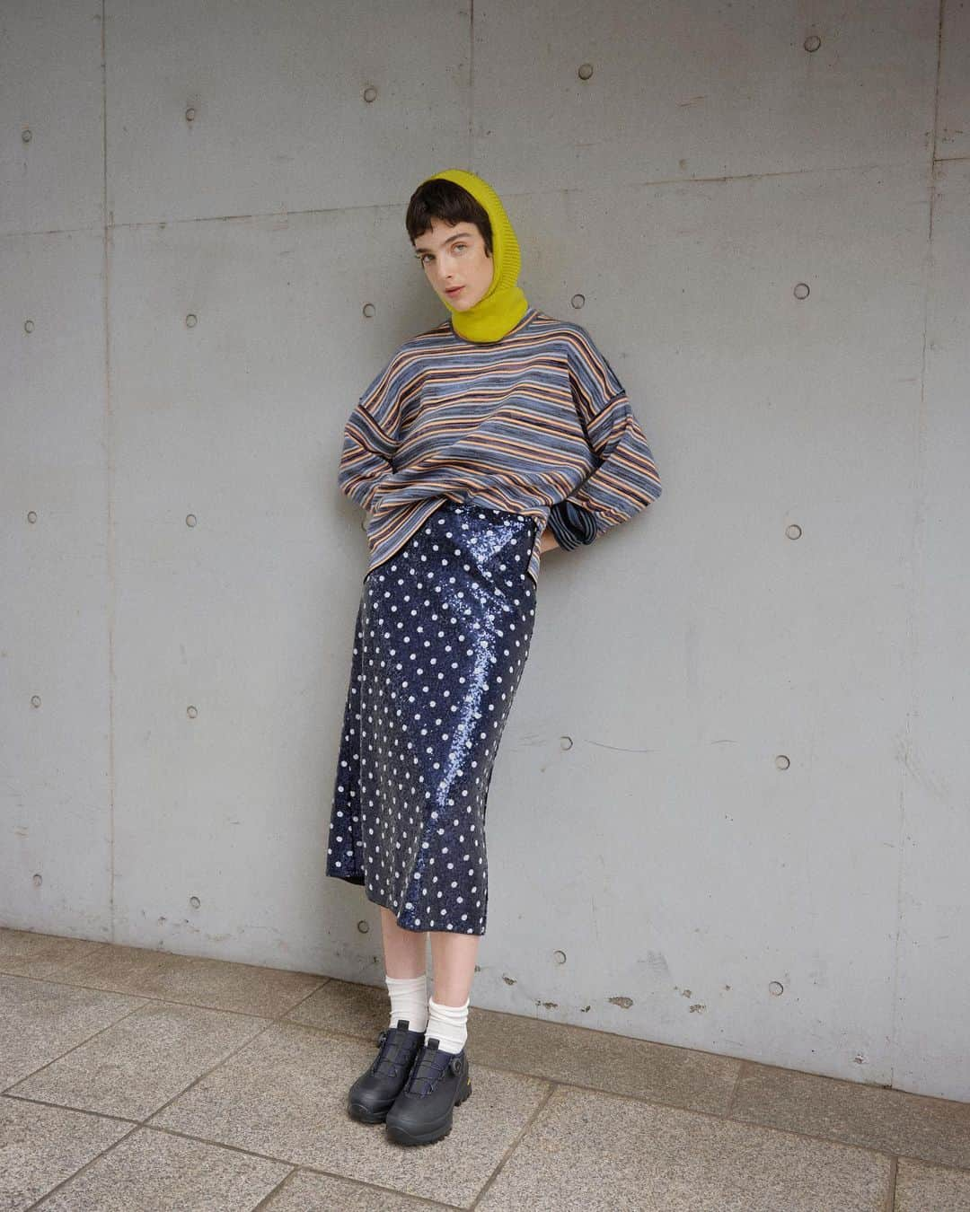 STYLE & EDIT officialのインスタグラム：「WASTE YARN PROJECT × STYLE&EDIT  Sweater @wasteyarnproject ¥49,500 Skirt @baumundpferdgarten ¥35,200 Balaclava @lamaisondelyllis ¥17,600  〈WASTE YARN PROJECT〉 フランス・パリを拠点にユニークなニットアイテムを生み出す〈WASTE YARN PROJECT〉。設立者のシリ・ヨハンセン氏は、数々の有名ブランドを経て約10年以上ニットウェア・デザインに携わる中で、ニット産業が環境に及ぼす影響について疑問を抱くようになったといいます。そして、ハイブランドの縫製工場にある残糸に可能性を感じ、遊び心あふれるニットアイテムを制作するに至りました。職人によって一枚一枚丁寧に織りあげられたニットはデザイン性も高く、その着心地も確かです。  #styleandedit  #takashimaya  #wasteyarnproject」