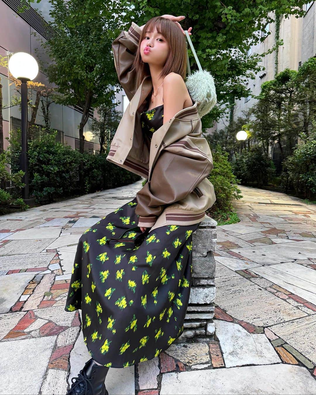 みもれもんのインスタグラム：「Lemon landed in Shinjuku🍋 I was patrolling Shinjuku Ward🚨Let's all be good kids👮? Punch punch 🤜!!My personal clothes🖤🤎  みもれもん新宿に上陸レモン🍋 新宿区をパトロールしてましたぁ🚨 みんな良い子ちゃんにしましょうねぇぇ〜👮 ぱんちぱんち🤜!! ・・・さいきんの私服🖤🤎  #私服 #ootd #fashion #秋服 #Autumn #東京 #tokyo #新宿 #shinjyuku #ショートカット #みもれもん #Mimolemon #japanesegirl #ショートヘア#ボブ #人像攝影 #日本的 #性感」