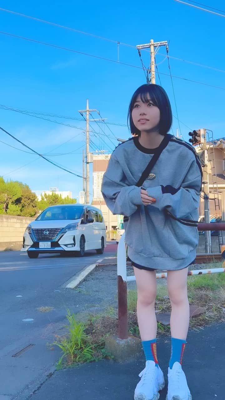 ゆーりのインスタグラム：「おはよー！！ 動画撮ろうとしたら呼んでたタクシー来た時の動画🚕😂 下からとんないでよ！！って言ってます。笑」