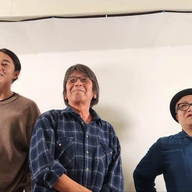 水道橋博士のインスタグラム：「『福田村事件』は、 9月1日より公開され 、 全国でも十数劇場での規模のミニシアター興行だったが、 その後、拡大公開になり、 10月12日までの観客動員数は 15万人超えの15万1051人、 興行収入は2億円超え（2億255万6542円）を記録。 これまで133劇場で拡大上映されている。 とライブで紹介し、 化け物邦画としては、 『カメラを止めるな』以来の現象と述べた。 昨日は、カメ止め、 10億円くらいの興行収入だと思っていたが、 帰宅後、調べたら——。 カメ止めは、 製作費300万円の低予算映画ながら、 興行収入30億円・観客動員数220万人を突破する大ヒットを記録し、 社会現象となる。 桁違いだった。 主に若者のクチコミが広がっていったのが、 この大ヒットの勝因だ。 『福田村事件』が描いていることのひとつは、 「関東大震災後の朝鮮人大虐殺」 を無かったことにしたい、 政治的勢力への芸術的な抵抗だ。 世界中に今でも散見される、 人類による「虐殺のスイッチ」 が押される瞬間を描いている。 『福田村事件』のヒットには、 高齢者が詰めかけてきている。 しかも、それらは意識の高いひとだ。 逆に若い人は少ない。 高齢者はやがて、この世にいなくなる。 若い人こと、たった100年前の 「日本人の加虐の歴史」 を映画を通して目撃して、 「良い人が良い人を殺すことがある」 そのことを自覚してもらわなければ。 この思いをバトンタッチしなかったら、 再び、歴史は繰り返される。 若い人こそ、今、見るべき映画なのだ。 公開から50日近くを迎えて、 興行も徐々に引き潮になっていくが、 映画を見た人が、クチコミの力で、 映画館に若者を呼び込んで欲しい。 まだまだいける、 『福田村事件』を止めるな！！  まず、このイベント。 千円なので、若者よ、 是非、見てください。 https://x.com/s_hakase/status/1714141688372117571?s=20」