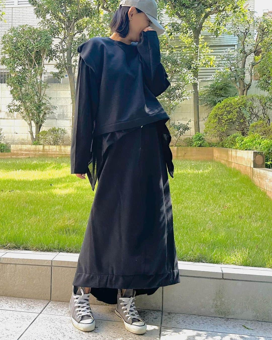 李ヒャンさんのインスタグラム写真 - (李ヒャンInstagram)「Tops/  2WAY LONG T(black) SWEAT VEST (black) Skirt/ SWEAT LONG SKIRT (black) Cap/ ハーフィーCAP(black) 単品でも着回し力高いのですがセットアップもおすすめなスウェットシリーズ。 インナーに2wayロンTを重ねた時のレイヤードが良きです♡ ロンTは少し透け感のあるテレコをサイドや腕に使っていてやんわり透ける感じが絶妙なのです。 スカートは前後どちらを前にするかはお好みで。 後ろに切り替えもってくると歩いた時や横からのシルエットがこれまた可愛い。 どれもシンプルなアイテムですが、着回しできて、ちょっとしたチャームポイントが良い仕事をしてくれます👍  *予約特典ありの予約会は23日(月)21時までです。  #fashion #style #dailyfashion #casualstyle #remake #herfee #herfee2024ss #herfee_official」10月18日 10時20分 - 73hyang