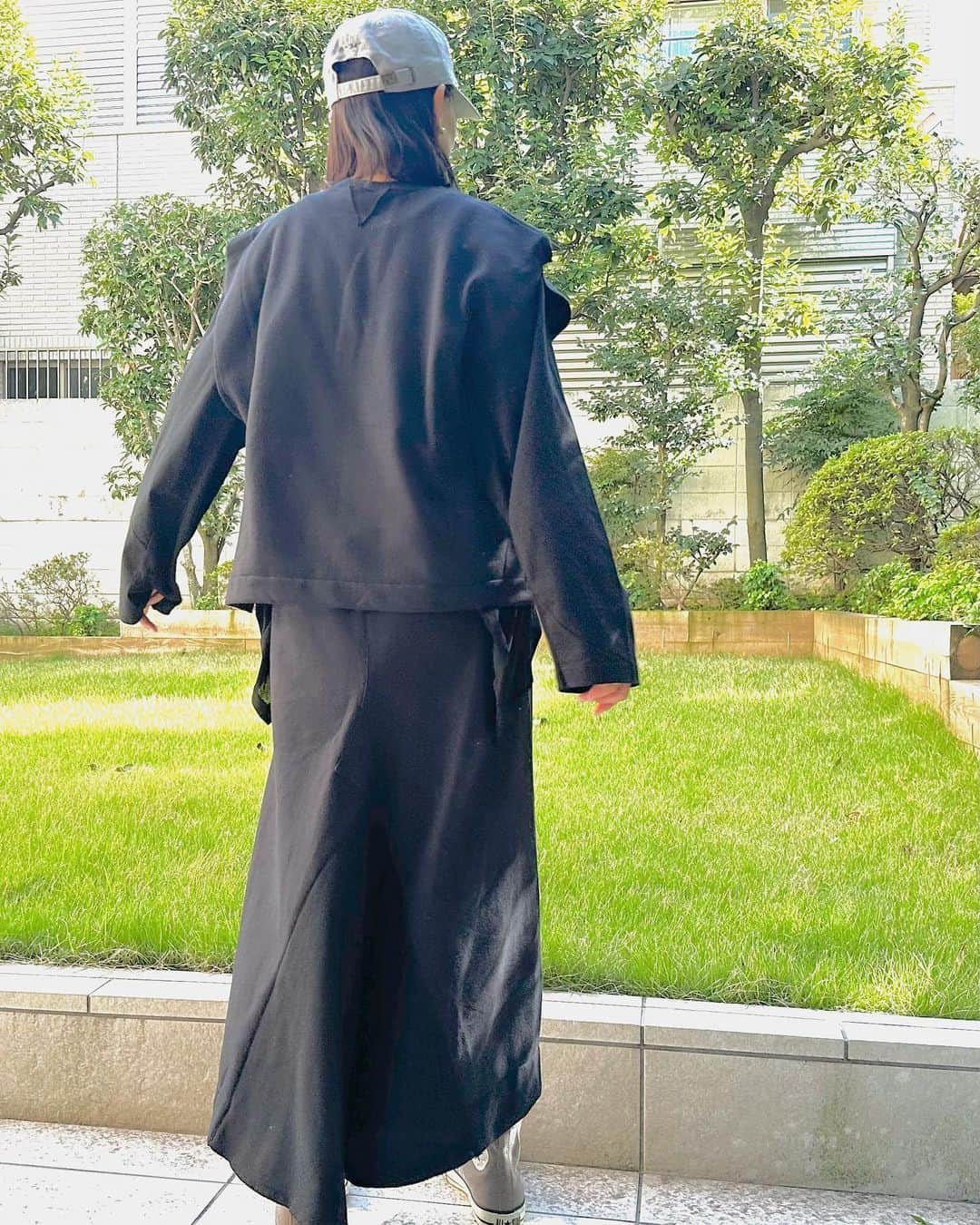 李ヒャンさんのインスタグラム写真 - (李ヒャンInstagram)「Tops/  2WAY LONG T(black) SWEAT VEST (black) Skirt/ SWEAT LONG SKIRT (black) Cap/ ハーフィーCAP(black) 単品でも着回し力高いのですがセットアップもおすすめなスウェットシリーズ。 インナーに2wayロンTを重ねた時のレイヤードが良きです♡ ロンTは少し透け感のあるテレコをサイドや腕に使っていてやんわり透ける感じが絶妙なのです。 スカートは前後どちらを前にするかはお好みで。 後ろに切り替えもってくると歩いた時や横からのシルエットがこれまた可愛い。 どれもシンプルなアイテムですが、着回しできて、ちょっとしたチャームポイントが良い仕事をしてくれます👍  *予約特典ありの予約会は23日(月)21時までです。  #fashion #style #dailyfashion #casualstyle #remake #herfee #herfee2024ss #herfee_official」10月18日 10時20分 - 73hyang