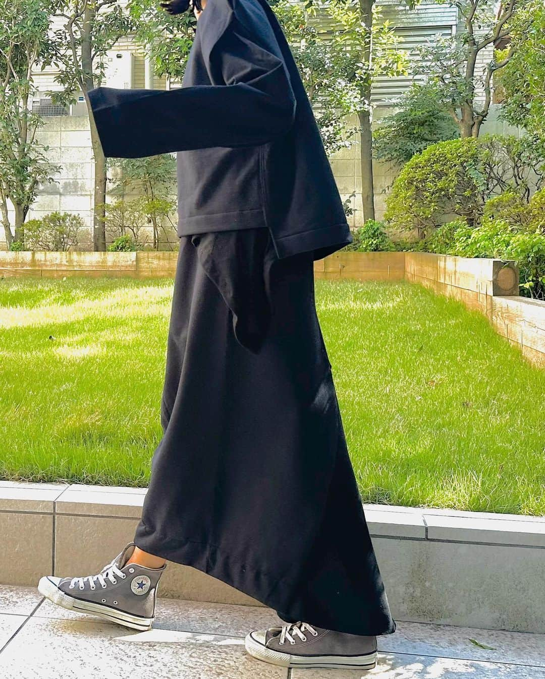 李ヒャンさんのインスタグラム写真 - (李ヒャンInstagram)「Tops/  2WAY LONG T(black) SWEAT VEST (black) Skirt/ SWEAT LONG SKIRT (black) Cap/ ハーフィーCAP(black) 単品でも着回し力高いのですがセットアップもおすすめなスウェットシリーズ。 インナーに2wayロンTを重ねた時のレイヤードが良きです♡ ロンTは少し透け感のあるテレコをサイドや腕に使っていてやんわり透ける感じが絶妙なのです。 スカートは前後どちらを前にするかはお好みで。 後ろに切り替えもってくると歩いた時や横からのシルエットがこれまた可愛い。 どれもシンプルなアイテムですが、着回しできて、ちょっとしたチャームポイントが良い仕事をしてくれます👍  *予約特典ありの予約会は23日(月)21時までです。  #fashion #style #dailyfashion #casualstyle #remake #herfee #herfee2024ss #herfee_official」10月18日 10時20分 - 73hyang