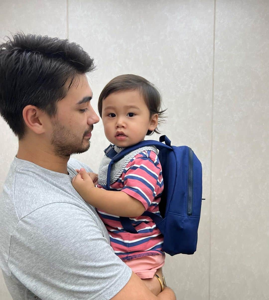 島袋聖南さんのインスタグラム写真 - (島袋聖南Instagram)「なんて小生意気そうに食べるの😂🥣 実はぴよくん先月からスクール始まりました！ リュックを背負って登園する姿を見ると、 子供の成長の早さにうるっときます🥹💕💕 初めての登園の時なんて後ろ髪引かれる思いでお見送りしてるのに、彼は何のその振り向きもせず走って教室にすいこまれて行ったの🤣🏃そんな最近のぴよくんでした♡ 今朝は作り置きしたインゲンの白和えと ほうれん草の胡麻和え ばあばから貰ったかぼちゃの煮物 トマトと卵炒め シャケおにぎり（おにぎりの原型なし） バナナ 今日も1日頑張って行ってらっしゃい❣️👦🏻 #綺麗に一粒だけご飯粒つけてさ #ちびごりらくん  #体力底なし #ワンオペだと白目なるw」10月18日 10時24分 - seina4444