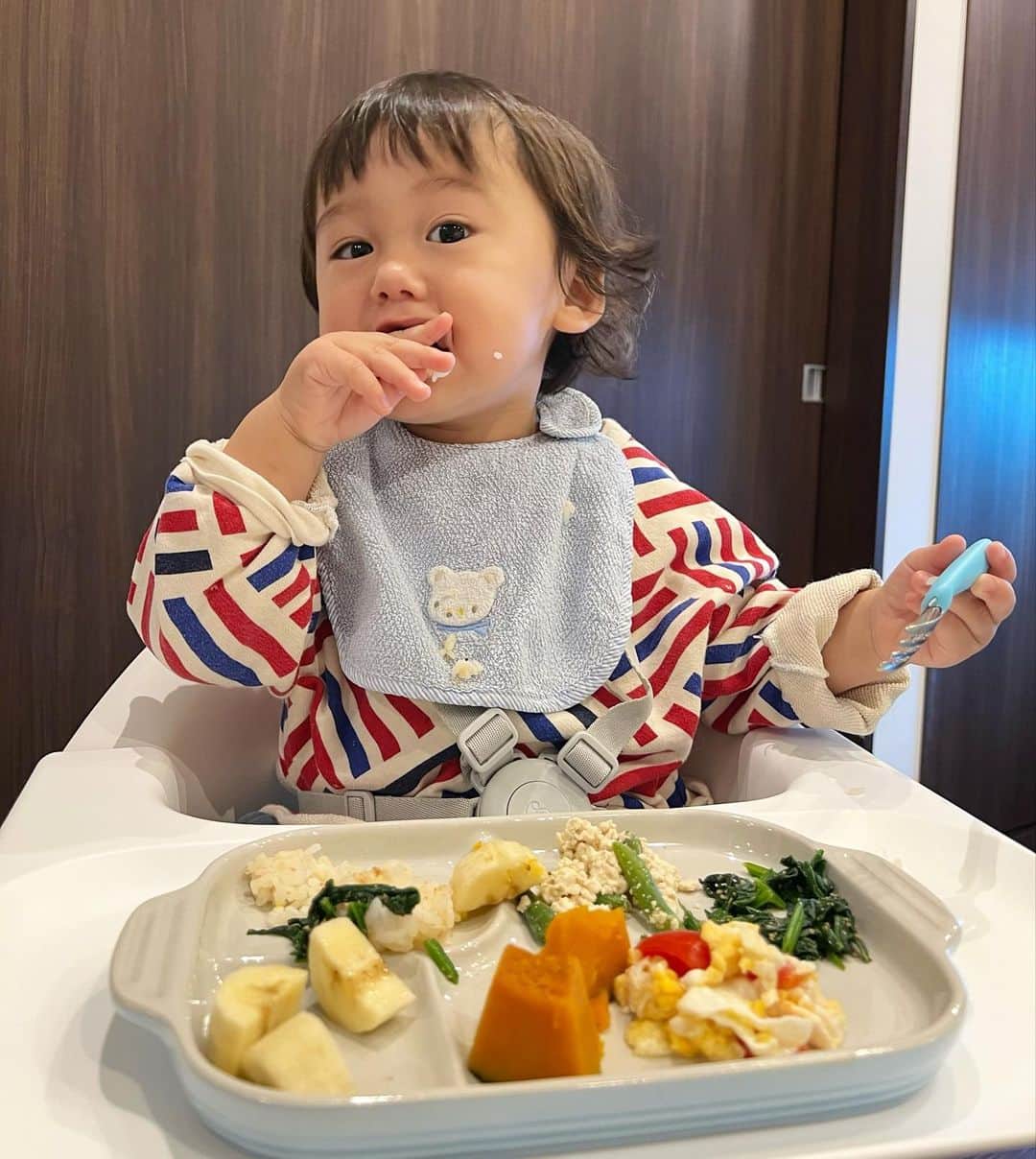 のインスタグラム：「なんて小生意気そうに食べるの😂🥣 実はぴよくん先月からスクール始まりました！ リュックを背負って登園する姿を見ると、 子供の成長の早さにうるっときます🥹💕💕 初めての登園の時なんて後ろ髪引かれる思いでお見送りしてるのに、彼は何のその振り向きもせず走って教室にすいこまれて行ったの🤣🏃そんな最近のぴよくんでした♡ 今朝は作り置きしたインゲンの白和えと ほうれん草の胡麻和え ばあばから貰ったかぼちゃの煮物 トマトと卵炒め シャケおにぎり（おにぎりの原型なし） バナナ 今日も1日頑張って行ってらっしゃい❣️👦🏻 #綺麗に一粒だけご飯粒つけてさ #ちびごりらくん  #体力底なし #ワンオペだと白目なるw」