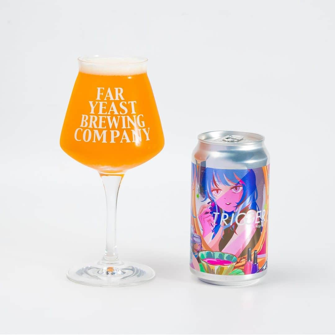 FAR YEAST BREWINGさんのインスタグラム写真 - (FAR YEAST BREWINGInstagram)「＜王道West Coast IPA 第3弾はフレンチホップにフォーカス💄🪞＞  創業以来ベルジャンスタイルを得意としてきた我々が、大人気スタイルに正面から挑んだ王道West Coast IPA “Trigger”シリーズ。  Chapter.3は、ホップの産地とラベルをガラリと変えて登場〜🍻  今回もバッチリ進化してます！ 絶対飲んでね😘  ※要冷蔵ダヨ！※  --------------------------- ▼△▼Far Yeast TRIGGER Chapter.3▼△▼ ABV:6.0% IBU:45 Style: West Coast IPA Hop:Elixir, Barbe Rouge, Triskel  Tasting Note: 日本ではまだ供給量が少ないフレンチホップ3種Elixir（エリクサ）、Barbe rouge（バーブルージュ）、Triskel（トリスケル）を使用。”Trigger”シリーズならではのキレのある苦味、シトラス系のアロマフレーバーに、フレンチホップ由来のベリー、フローラル、スイートなアロマをプラスした、過去2作とはまたひと味違った仕上がりです。 ---------------------------  今回は主発酵のタイミングでホップを投入することで不快なオフフレーバーを抑制し、心地よいホップのアロマを高める「ディップホッピング製法」を採用。  あなたはこのアロマに心を奪われずにいられるか、、、🔫  [公式Web Storeで販売開始] 10月17日（火）12:00より350ml 缶の販売を開始いたします。 詳細はプロフィールリンクから！  [出荷開始日] 全国のビアバー、飲食店、酒販店へ向けては10月18日（水）、Web Storeでのご購入分は10月20日（金）より、順次出荷を開始いたします。  #faryeastbrewing #faryeast #fyb #craftbeer #japaneasrcraftbeer #westcoastipa #ipa #trigger #源流醸造所 #yamanashi #kosuge #kosugevillage」10月18日 10時37分 - faryeastbrewing