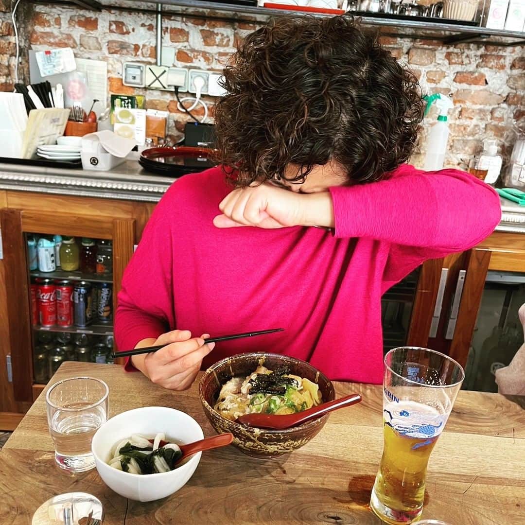 猫沢エミのインスタグラム：「《パリ・盗難日記 / ６日目》前編  （本日、長すぎるゆえ、前後編にて）  昨夜、おかしな夢を見た。パリではなかなか手に入らない上質な絹どうふにワカメをたっぷりのせた、定番のわかめの塩やっこをこしらえて、そのおいしさを思い出していた。疲れ切った私は、故郷の味を夢見たのだろうか。  目覚まし時計のない世界に入ってより6日目。今日も自然に任せて目覚める。ちゃんと起きる、私の体内時計、偉い。  昨日、現金購入の上限額に引っかかって買えなかったiPhoneを今日中にゲットすべく、ふみこ姐に救済を求めた。彼女のカードで購入してもらい、私が即キャッシュバックする形で。快く「もちろんだよ！一緒にAppleまで行くよ！」と言ってくれた姐との待ち合わせは、11時半だった。ところが出かける準備をしている際に、昨日、銀行から引き出しておいた現金を数えてみたところ……ない。受け取りの際のレシートには、希望した金額が書かれているのに、3回数えても同じ金額分、足りないのだ。🤯  そう……あれはもう20年前のこと。まさに現在、私の口座がある銀行の、今と同じ支店のATMで日本のキャッシュカードを使ってお金を降ろした際、レシートには引き出した印字があるのに、1枚もお札が出てこなくて、しかも日本帰国の前々日で、しかもその支店はその時運悪く工事中で……..かろうじて近くの支店に駆け込んで、事態の申告ができたのだけど「おそらくATMのマシーン内の現金の在庫が切れて出てこなかったんでしょう（そんなのありか⁉️👀）。月末にならないと確認できませんが、もしもお客様のおっしゃる通りの差額が集計で出た場合は、これも数ヶ月後にはなってしまいますが、口座へ返金されます」と言われ、不安な気持ちのまま日本へ帰国。その後、今度は日本のキャッシュカード会社に連絡して…….と、奪還までにとんでもなく大変な思いをした。  その悪夢が、まさかこんな時に蘇るのか(꒪⌓꒪)  ハッ!? 悪夢さえも見ている暇はなかった。ふみこ姐との待ち合わせは11時半。現金不足に気づいたのは、その50分前だった。急いで家を飛び出してオペラに向かった。パリではところどころにしかない地上を走る６番線からは、晩秋に広がる青空が見えた。その時、あゝこの感じ、ひさしぶりだなあとしみじみ思った。32歳でパリに暮らし始めた最初の秋から冬にかけて。言葉も習慣も何もかもわからなさすぎて、ひとり途方に暮れていた青い時代。  銀行に着くと、ちょうど受付のYさんと担当者のSさんがいた。それで、すぐさま状況を説明すると、イケメンジェントルマンのYさんが少し怪訝そうな顔をしながら、昨日私が受け取ったままの現金が入った封筒を確認し始めた。  「500…800…..と、これでちょうどレシートに記載されている金額通りありますが」  えっ……………🤯🤯🤯　ちょ………私の頭、もうダメみたいです。  家で数えた時は3回とも足りなかった金額が、銀行にきてYさんと落ち着いて数えたら、あった。一体どんな数え方をしたというのだ⁉️なんという見事な赤っ恥だろうか。もしもフランス人に「日本人が恥をかくとはどんなシチュエーション？」と質問されたら、今後、今日の例を挙げるに違いない。それほど、理想的な赤っ恥をかっ飛ばした。  ザ⭐︎混乱ショーーーーーーーーーーーップ。照んす混乱狂😵‍💫  「大変失礼致しました！！」  と、銀行の窓口でがっつり頭を下げて、大混乱の傍迷惑な客は出て行った。あゝ！過去の悪夢に振り回されて、完全にATMの不具合だと思い込んでしまっていた。いかん。これ以上被害が拡大することだけは食い止めたい。しかもその被害というのは、他でもない私自身の混乱が、より混乱を招くという一人夢芝居状態ではないか！  パリのからくり〜スリ芝居〜♪  歌ってる場合か！携帯のない状態で外出中の私は、ふみこ姐との待ち合わせに遅れられない（連絡できないから）。幸いなことにうまく落ち合えて、そのまま話しながらオペラのAppleへ向かった。最近、友達の誰に会っても、私を励ますために〝パリでこれまでに遭ったひどい目〟を聞かせてくれるのだけど、私のなんか屁でもないなと思えるようなすごい話を、ほとんどの人が持っているんだなあとあらためて思う。そうなのだ、ここは日本じゃない。フランスなのだ。  後編に続く！  ※「勝つ！」と泣きながらカツ丼を食べる（気分は刑事さんにカツ丼を奢ってもらっている取調室の容疑者）私。ふみこ姐撮影  #猫パリ　#猫沢エミのインターナショナル五十路ライフシフト #猫沢エミリーパリ行く　#猫沢エミのパリ盗難日記」