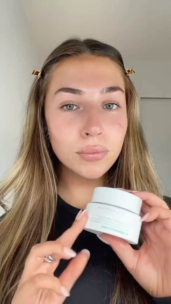 CLARINSのインスタグラム：「That Cryo-Flash Mask glow 🤩  #clarins #cryofacial #cryotherapy #glowyskin #glassskin」