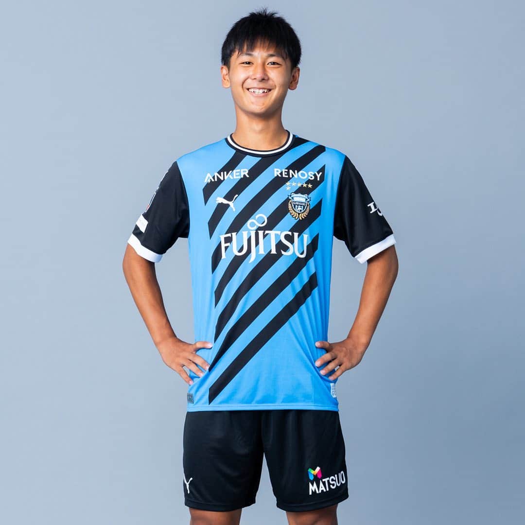カブレラのインスタグラム：「☀︎ 今日、静岡学園高校所属の神田奏真選（かんだ そうま）選手の来季加入内定が発表されたよっ(๑˃̵ᴗ˂̵)و✨まだ、何て呼んでいいのかぼくは聞けていないのだけど、いったんここではソウマくんと呼ばせてもらおうかな(o˘◡˘o)  大阪の出身で、中学までを大阪で過ごしたソウマくん。高校からは言わずと知れた名門、静岡学園高校でプレーをしているよっ⚽️💫今年、U-18日本代表にも選出されている高校生年代屈指のストライカー🔥どんな選手くんなのかを、スタッフくんに聞いてみたっ📝  高い身体能力を活かしたプレーが持ち味で、ヘディングが強くて、ポストプレーもできるのだとか。そして、何よりもゴールへの嗅覚、得点感覚に優れていて「ここぞという時に点を取って、チームを勝たせる力」を持つ素晴らしい選手くんだと聞いているよっ(•̀ᴗ•́)و✨  それが象徴的に現れているのが、今年5月に行われたインターハイ静岡県予選の決勝。後半アディショナルタイムまで相手が1点リードしている状況の中、残されたわずかな時間の中でスーパーゴールを決めたのがソウマくん。そして延長戦で2点目を決めて、チームを全国大会へと導いて、勝利の立役者にっ✨ぼくも早速動画を探して見てみたんだけど、おもわず鳥肌が立っちゃうような活躍ぶりだったよっ👏👏👏  ちなみに性格はというと、すごくサッカーに真面目で落ち着いた性格。インタビューなどを見ていても、受け答えもとてもしっかりしていて自分の気持ちをしっかり自分の言葉で話すことができていて、頼もしさも十分っ。そんな素晴らしい選手くんが、プロサッカー選手としての出発地点にフロンターレを選んでくれたことは本当に嬉しいよねっ٩(ˊᗜˋ*)و🩵川崎フロンターレU-18からトップ昇格が内定している由井航太選手くんと同期入団になるから、良き仲間として、ライバルとして高め合っていってほしいっ🤝  あらためて…ソウマくん、ようこそフロンターレへ🐬みんな、会える日を楽しみにしているよっ🙌#byカブレラ ☀︎ #神田奏真 選手くん #静岡学園高校 所属 #大阪東淀川FCジュニアユース #大阪東淀川FCジュニア #大阪生まれ大阪育ち #超高校生級ストライカー #ようこそフロンターレへ #川崎フロンターレ #frontale #🐬 #サッカー #Jリーグ #高校サッカー」