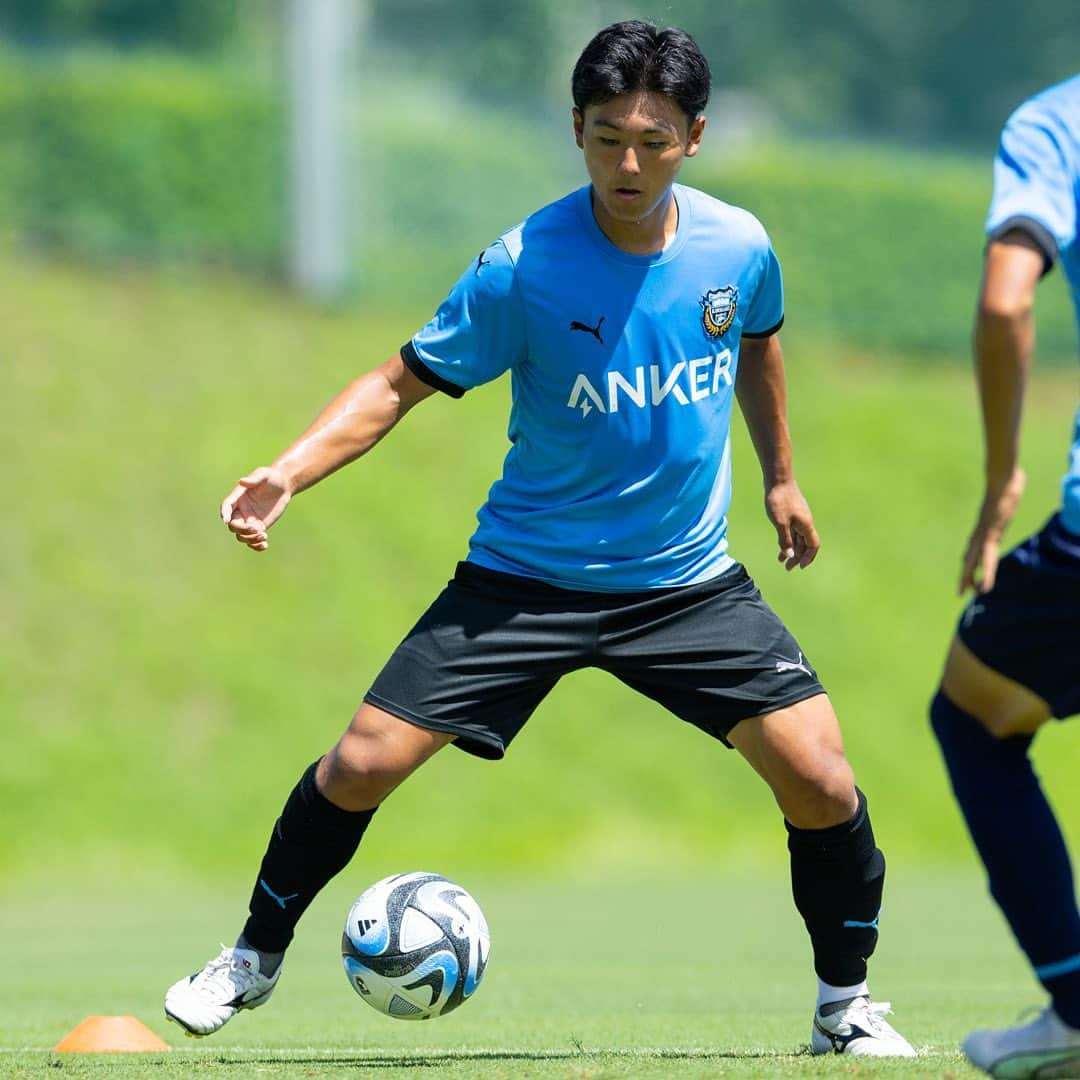 カブレラさんのインスタグラム写真 - (カブレラInstagram)「☀︎ 今日、静岡学園高校所属の神田奏真選（かんだ そうま）選手の来季加入内定が発表されたよっ(๑˃̵ᴗ˂̵)و✨まだ、何て呼んでいいのかぼくは聞けていないのだけど、いったんここではソウマくんと呼ばせてもらおうかな(o˘◡˘o)  大阪の出身で、中学までを大阪で過ごしたソウマくん。高校からは言わずと知れた名門、静岡学園高校でプレーをしているよっ⚽️💫今年、U-18日本代表にも選出されている高校生年代屈指のストライカー🔥どんな選手くんなのかを、スタッフくんに聞いてみたっ📝  高い身体能力を活かしたプレーが持ち味で、ヘディングが強くて、ポストプレーもできるのだとか。そして、何よりもゴールへの嗅覚、得点感覚に優れていて「ここぞという時に点を取って、チームを勝たせる力」を持つ素晴らしい選手くんだと聞いているよっ(•̀ᴗ•́)و✨  それが象徴的に現れているのが、今年5月に行われたインターハイ静岡県予選の決勝。後半アディショナルタイムまで相手が1点リードしている状況の中、残されたわずかな時間の中でスーパーゴールを決めたのがソウマくん。そして延長戦で2点目を決めて、チームを全国大会へと導いて、勝利の立役者にっ✨ぼくも早速動画を探して見てみたんだけど、おもわず鳥肌が立っちゃうような活躍ぶりだったよっ👏👏👏  ちなみに性格はというと、すごくサッカーに真面目で落ち着いた性格。インタビューなどを見ていても、受け答えもとてもしっかりしていて自分の気持ちをしっかり自分の言葉で話すことができていて、頼もしさも十分っ。そんな素晴らしい選手くんが、プロサッカー選手としての出発地点にフロンターレを選んでくれたことは本当に嬉しいよねっ٩(ˊᗜˋ*)و🩵川崎フロンターレU-18からトップ昇格が内定している由井航太選手くんと同期入団になるから、良き仲間として、ライバルとして高め合っていってほしいっ🤝  あらためて…ソウマくん、ようこそフロンターレへ🐬みんな、会える日を楽しみにしているよっ🙌#byカブレラ ☀︎ #神田奏真 選手くん #静岡学園高校 所属 #大阪東淀川FCジュニアユース #大阪東淀川FCジュニア #大阪生まれ大阪育ち #超高校生級ストライカー #ようこそフロンターレへ #川崎フロンターレ #frontale #🐬 #サッカー #Jリーグ #高校サッカー」10月18日 16時09分 - kawasaki_frontale