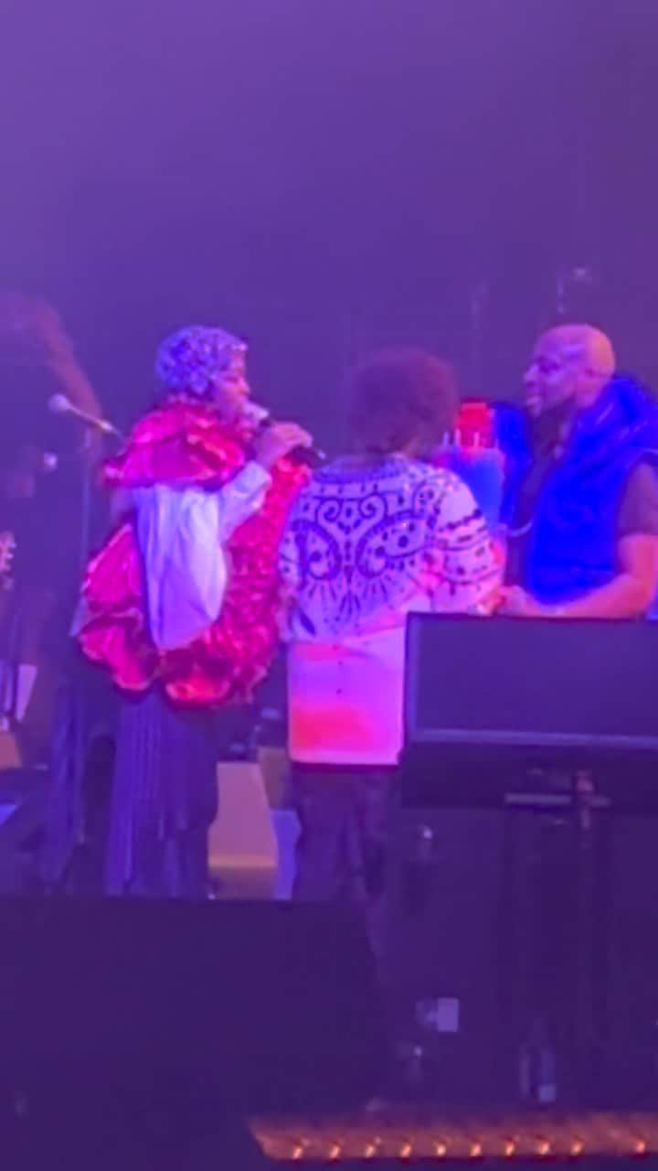 ワイクリフ・ジョンのインスタグラム：「Thank you for a unforgettable Birthday!!! #fugees @mslaurynhill  @claudineljean @claudinettejean17 @princewonda @prasmichel …… Next stop, Thu, 10/19 - Brooklyn, Barclays Arena Sat, 10/21 - DC, Capital One Arena Mon, 10/23 - Philly, Wells Fargo Arena Thu, 10/26 - Toronto, Scotia Bank Arena Sat, 10/28 - Chicago, United Center Mon, 10/30 - Forth Worth, Dickies Arena Thu, 11/2 - Denver, Ball Arena Sat, 11/4 - LA, Crypto Sun, 11/5 - LA, The Forum Tue, 11/7 - Oakland, Oakland Arena Thu, 11/9 - Seattle, Climate Pledge Arena Sun, 11/12 - Vancouver, Rogers Arena Fri, 11/17 - San Fran, Chase Center Tue, 11/21 - Detroit, Little Caesars Arena Sat, 11/25 - St. Louis, Enterprise Center Mon, 11/27 - Atlanta, State Farm Arena Wed, 11/29 - Nashville, Bridgestone Arena Fri, 12/1 - Charlotte, Spectrum Arena Fri, 12/8 - Tampa, Amalie Arena Sun, 12/10 - Miami, Kaseya Center Wed, 12/13 - Boston, TD Garden」