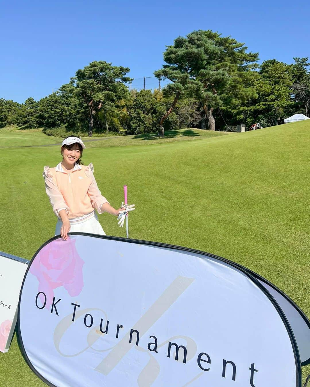 高沢奈苗のインスタグラム：「.  アース製薬さん主催の女子プロの1DAYトーナメント 『OKトーナメント』🏌️‍♀️ 昨日はアフタープロアマ大会でした❣️⛳️  場所は横浜カントリー⛳️ 名門でなかなかまわれないゴルフ場だし嬉しい☺️💕✨  そして同伴者に欠員が出た為、なんと同伴プロが2人で、 とても贅沢過ぎるラウンドでした🥹✨  佐藤千紘プロ 横山三和子プロ  お2人とも気さくで社交的で終始楽しかった💕  せっかくの貴重な写真が、お天気良過ぎて眩しくて👀 写真は目が開けられてない😑💦  パーティーはなかったけどラウンド終わりにくじ引きを引いて景品もGET✨  プロアマって楽しい💗  貴重な経験でした👏  .  .  #アース製薬 #オーケートーナメント #okトーナメント #プロアマ大会 #女子プロゴルファー #横浜カントリークラブ #ゴルフ女子 #j_jane_golf」