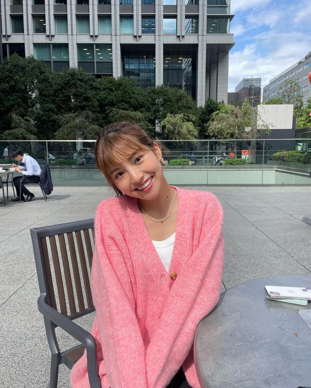 のインスタグラム：「秋ですねぇ🍁  ピンクのカーデガンは @ungrid_official 🤍  だぼっとした形の ニットとかスウェットを この冬はたくさん着たいです🤭  @ungrid_staffsnap」