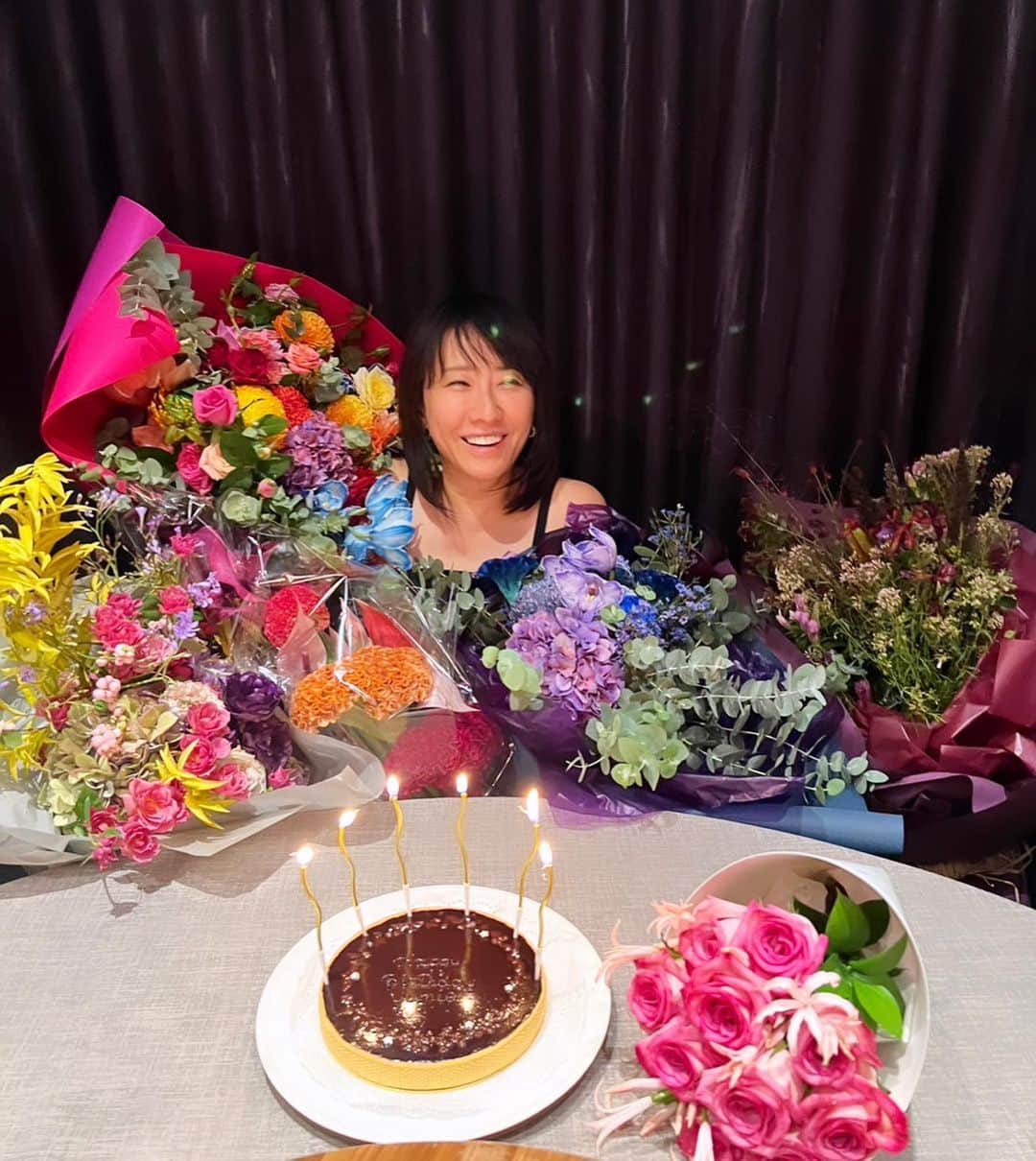 早坂香須子さんのインスタグラム写真 - (早坂香須子Instagram)「Happy Birthday ゆみえちゃん💕  今年もお祝いできて嬉しいなぁ✨花に埋もれてるのが似合う、キュートであふれる愛の人❤️おめでとう！大好きだよー💕  一目見てゆみえちゃん！と決めたプレゼントが、同じの持ってる‼️と言われた時にはやっちゃった！と思ったけど、「好みを熟知してくれて嬉しい！コレクションしたかった」との返しの優しさはもはや神だよ、ゆみえちゃん❣️  大好きなみんなとも久しぶりに会えて、幸せな夜でした✨✨✨✨  @yumie_kazama  @kayokohirao  @1030kei  @keitamaruyama  @sayumi7  @keikosasaki_mylan」10月18日 10時45分 - kazukovalentine