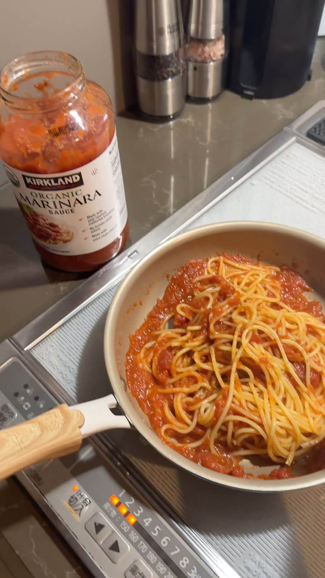 水田あゆみのインスタグラム：「休日のランチタイム🍝  Costcoのトマトソースが優勝なのです🏅 瓶詰されたオーガニック🌱  そのままパスタに絡めても良いし、 オリーブオイルとニンニクをプラスしても美味♡  タマネギなどもすでに入ってるんだ🧅  ホールトマト缶だと味付け必要になるし、 缶の内側のコーティング剤がトマトの酸で溶け出して身体に良くないとの噂もあるみたい🙄  身体に良いものを摂りたいこの頃🌱 スキンケアも、ボディクリームも無添加オーガニックに変えたところです。  フライパンはフォロワーさんに教えていただいた卵がくっつかないで有名なエバークックさん🍳 楽天ルームに載せてます🫶  汚れもくっつかないからスルスル落ちるの〜！  #身体に優しい生活」
