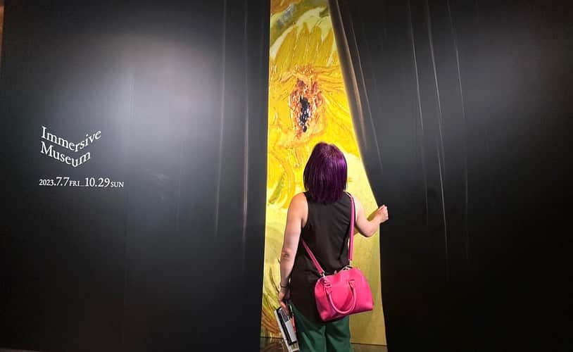 DASH・チサコのインスタグラム：「Immersive Museum TOKYO 2023🖼‎🤍  絵画体感してきました‎🤍‎🤍 最高でした‪⸜♡⸝‪   #絵画好き  #ゴッホ  #ゴッホのひまわり  #寝てる人もいた」