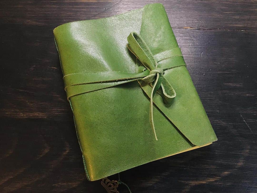 三角みづ紀さんのインスタグラム写真 - (三角みづ紀Instagram)「メキシコシティのレフォルマ通りでの11月5日までの市場で、すてきな手作りのノートを買いました。先日、ひとめぼれして気になって、今日買いに行ったよ。またじっくりノートを眺めに行きたい。緑色のノートを買いました。¡Gracias! 来年の手帳にします。 #メキシコシティ #旅行 #旅 #メキシコ土産 #ハンドメイド #詩人 #詩」10月18日 10時53分 - misumimizuki