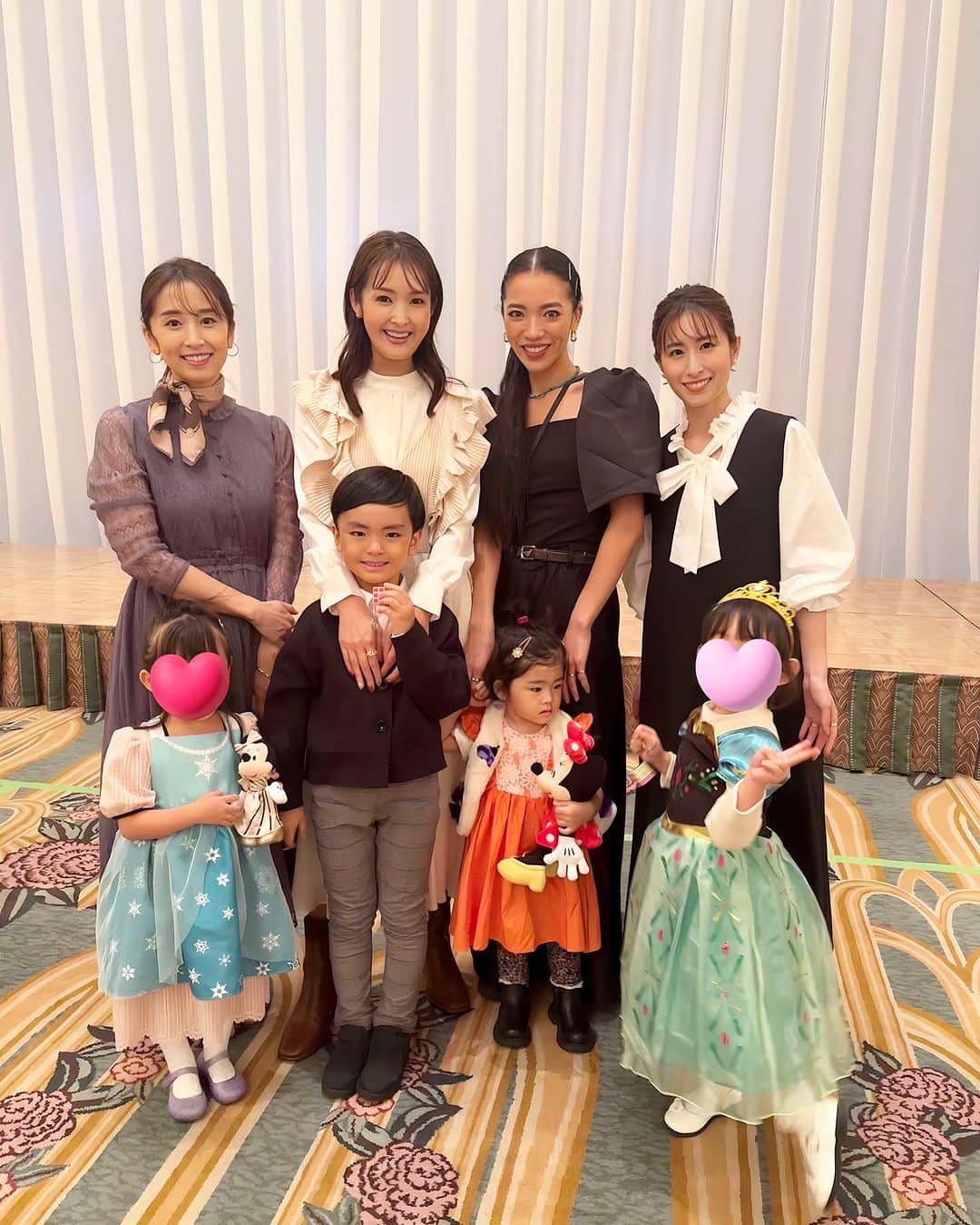 大西暁子さんのインスタグラム写真 - (大西暁子Instagram)「昨日はチャームブーストアカデミーに 関わりのある団体が主催するパーティーへ🏰💓  モテ女0期生として参加してくれている方々と ファミリーで行ってきました✨  ミッキー達が遊びにきてくれたり お料理にも夢の国が溢れていて  子供達のテンションも⤴︎😳💛💛💛 いえ大人達のテンションも⤴︎⤴︎  　 楽しい企画に興味のあるお話を聞けて 素敵な夜でした🥰  みんなが集まれる場所を これからも作っていきたいな〜と 野望を胸に頑張ります🏰✨　 　 　 @310umi_makeup  @onoemi_official  @kurumipan17   #チャームブーストアカデミー #モテ女　#モテ女0期生　 #ディズニーアンバサダーホテル」10月18日 10時46分 - akiko_onishi11