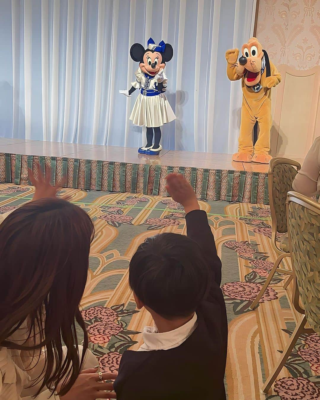大西暁子さんのインスタグラム写真 - (大西暁子Instagram)「昨日はチャームブーストアカデミーに 関わりのある団体が主催するパーティーへ🏰💓  モテ女0期生として参加してくれている方々と ファミリーで行ってきました✨  ミッキー達が遊びにきてくれたり お料理にも夢の国が溢れていて  子供達のテンションも⤴︎😳💛💛💛 いえ大人達のテンションも⤴︎⤴︎  　 楽しい企画に興味のあるお話を聞けて 素敵な夜でした🥰  みんなが集まれる場所を これからも作っていきたいな〜と 野望を胸に頑張ります🏰✨　 　 　 @310umi_makeup  @onoemi_official  @kurumipan17   #チャームブーストアカデミー #モテ女　#モテ女0期生　 #ディズニーアンバサダーホテル」10月18日 10時46分 - akiko_onishi11